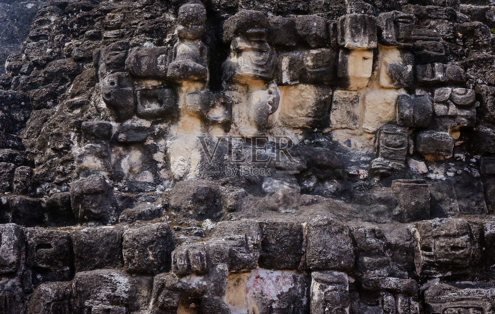 危地马拉蒂卡尔的古代石刻，展示了复杂的玛雅雕塑，揭示了丰富的文化历史照片摄影图片