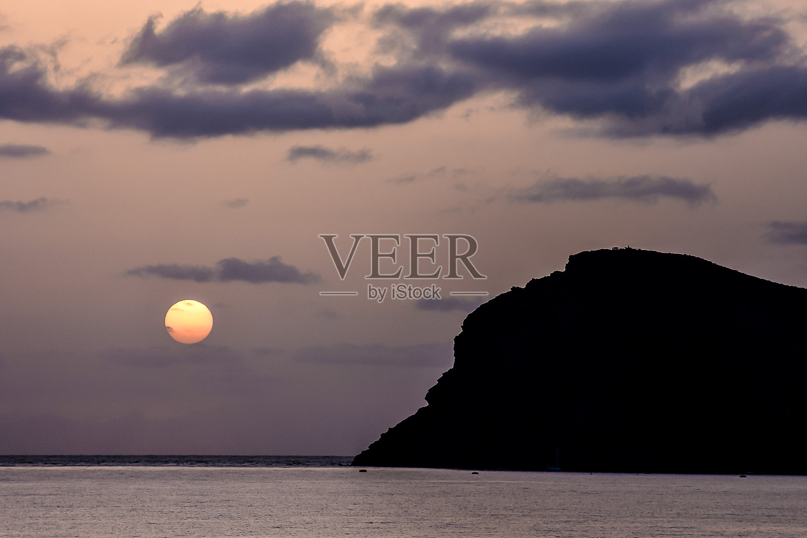 日落时分的彩色云朵照片摄影图片