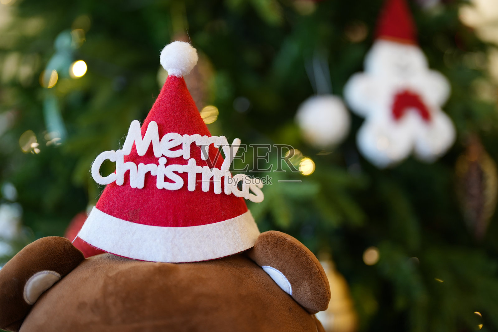 圣诞树上的玩具雪人与装饰品，圣诞快乐。照片摄影图片