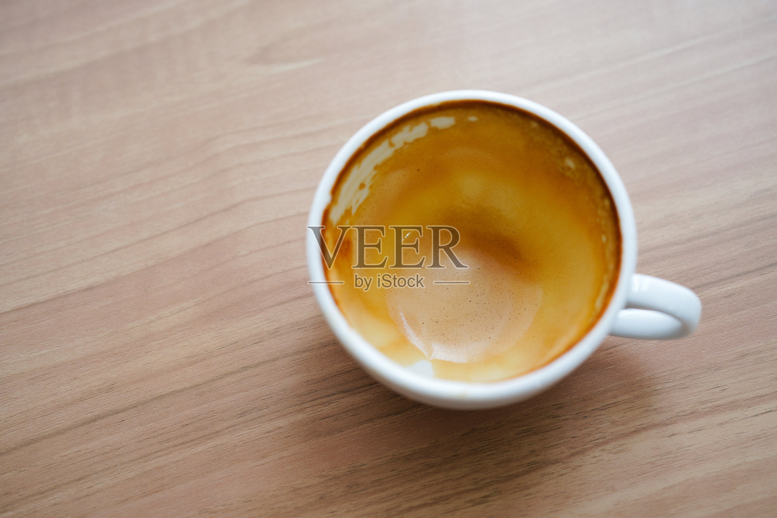 喝完后的空咖啡杯。只剩下咖啡渍的咖啡。照片摄影图片