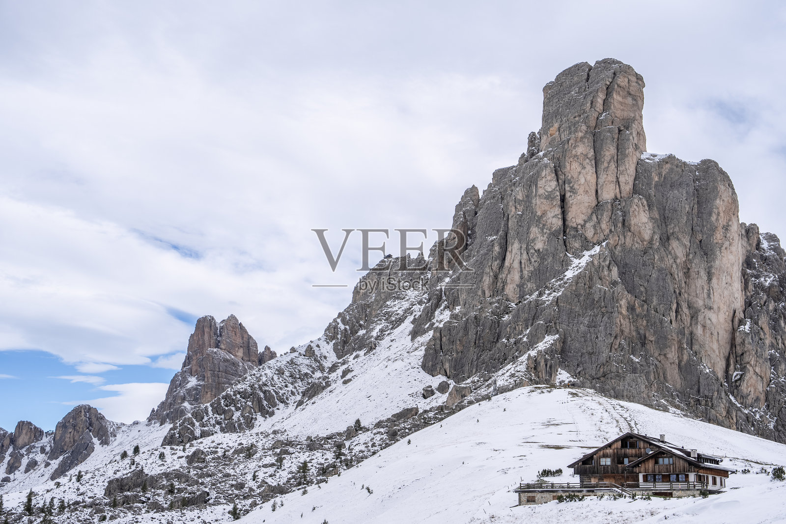 意大利阿尔卑斯多洛米蒂山脉的贾乌山峰景观。照片摄影图片