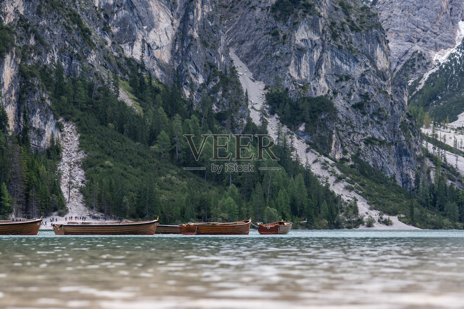 意大利多洛米蒂的布拉耶斯湖或布拉耶斯湖中的木船。照片摄影图片