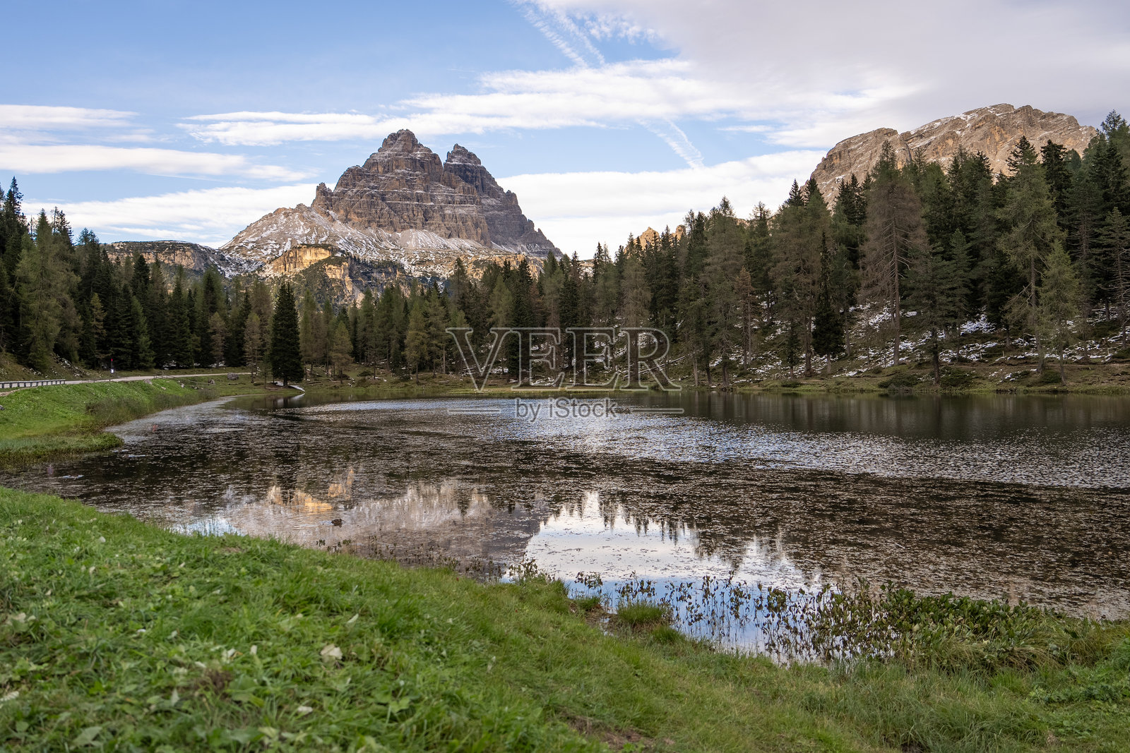 安托尔诺湖（Lago di Antorno），位于意大利多洛米蒂山脉。照片摄影图片