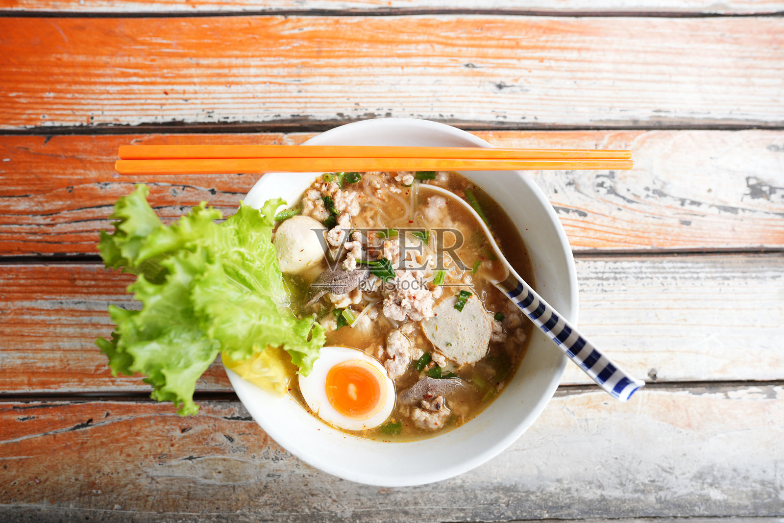 木桌上的卤肉面配鸡蛋照片摄影图片