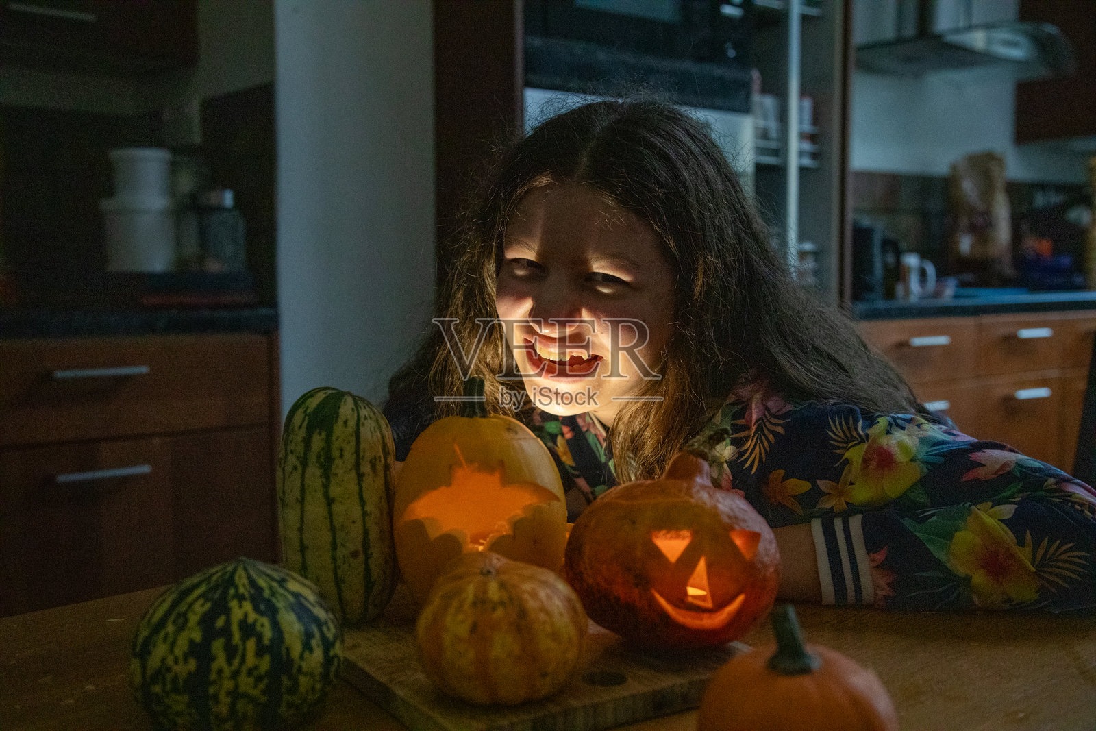 在家进行万圣节南瓜雕刻照片摄影图片