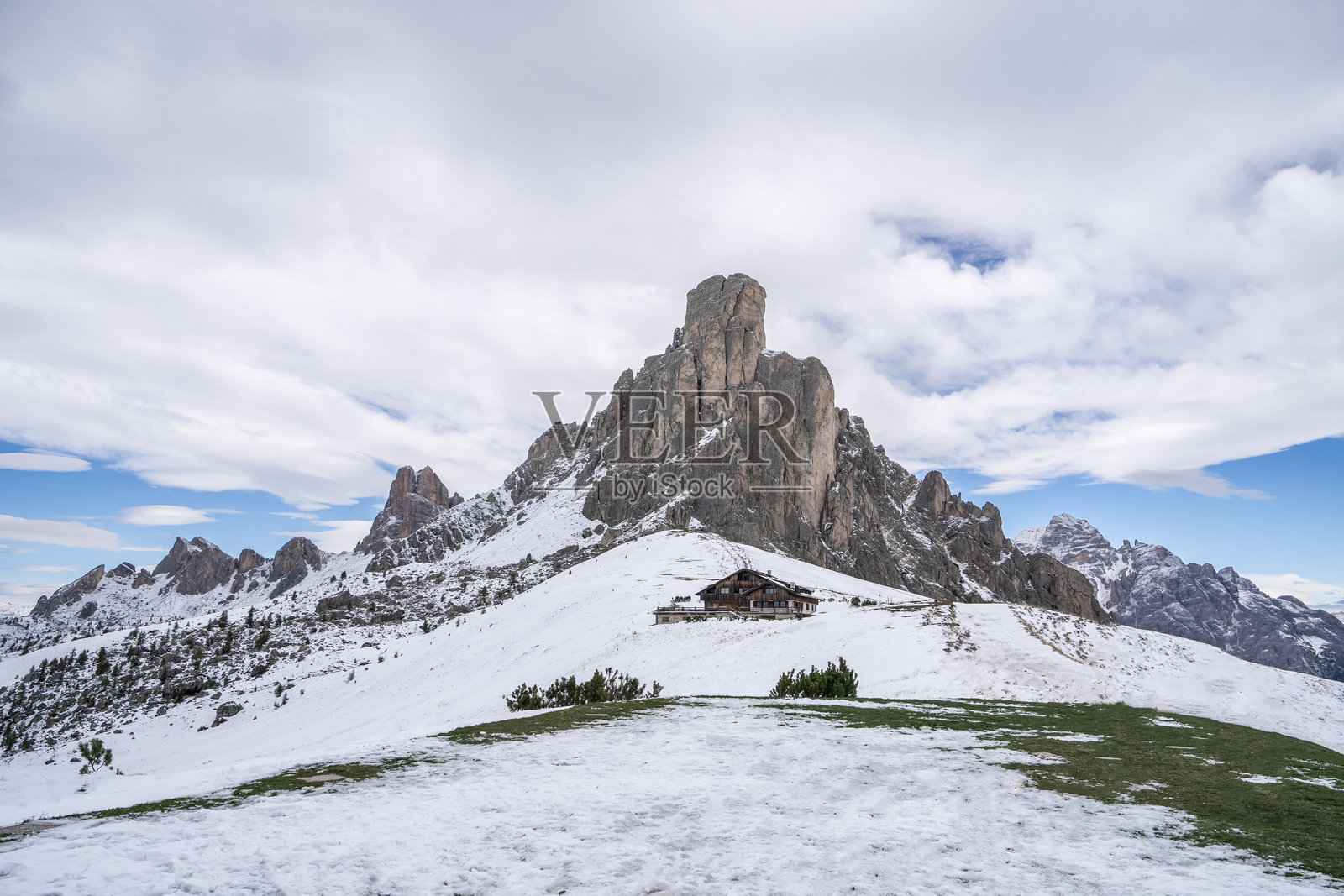 意大利阿尔卑斯多洛米蒂山脉的贾乌山峰景观。照片摄影图片