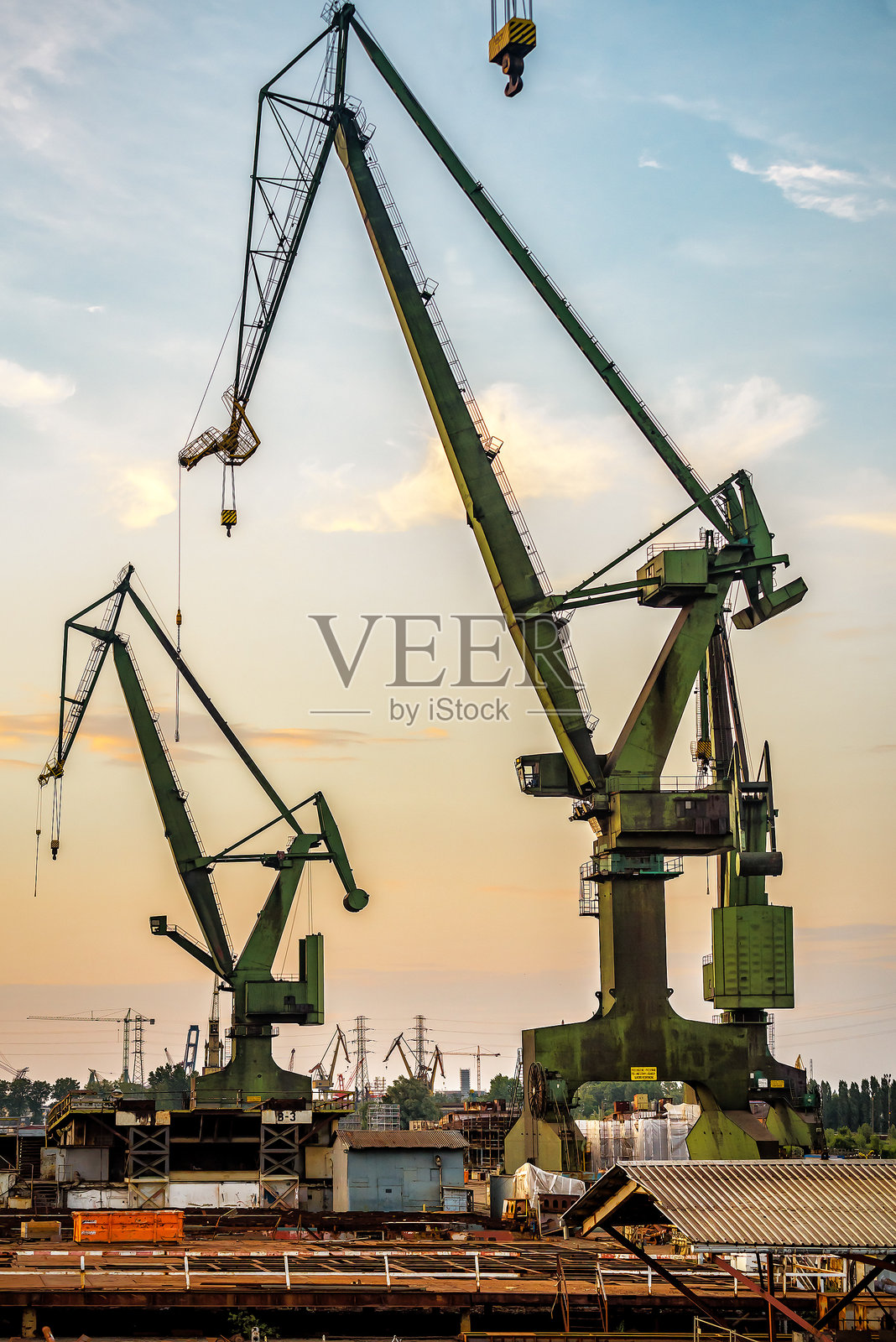 海港码头的工业起重机在日落时分照片摄影图片