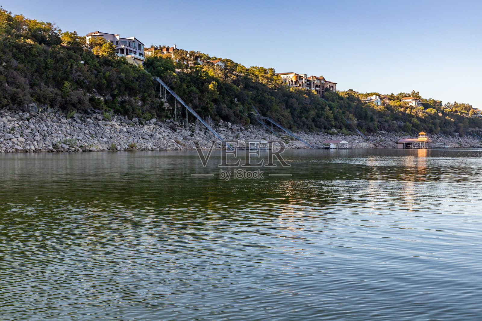 科罗拉多河周围的房屋照片摄影图片