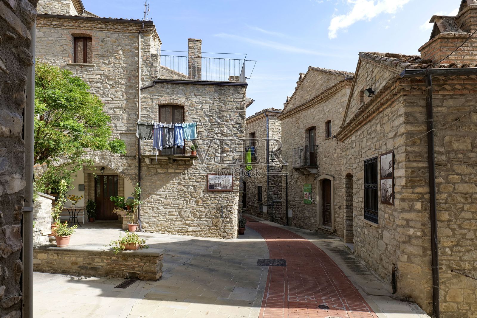 意大利巴西利卡塔的中世纪村庄瓜尔迪亚·佩尔蒂卡拉。照片摄影图片