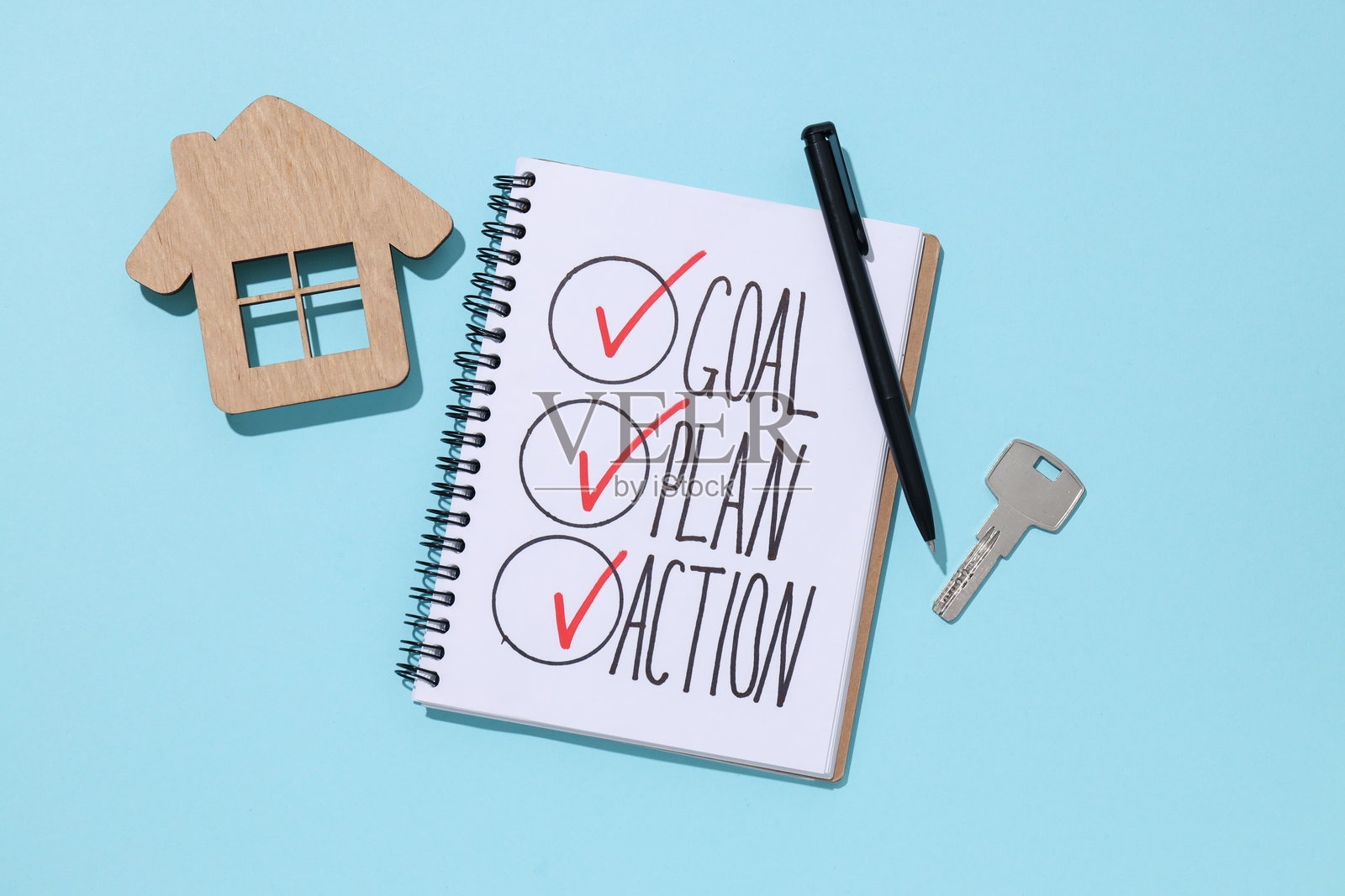 一本笔记本中的目标计划与一座木屋照片摄影图片