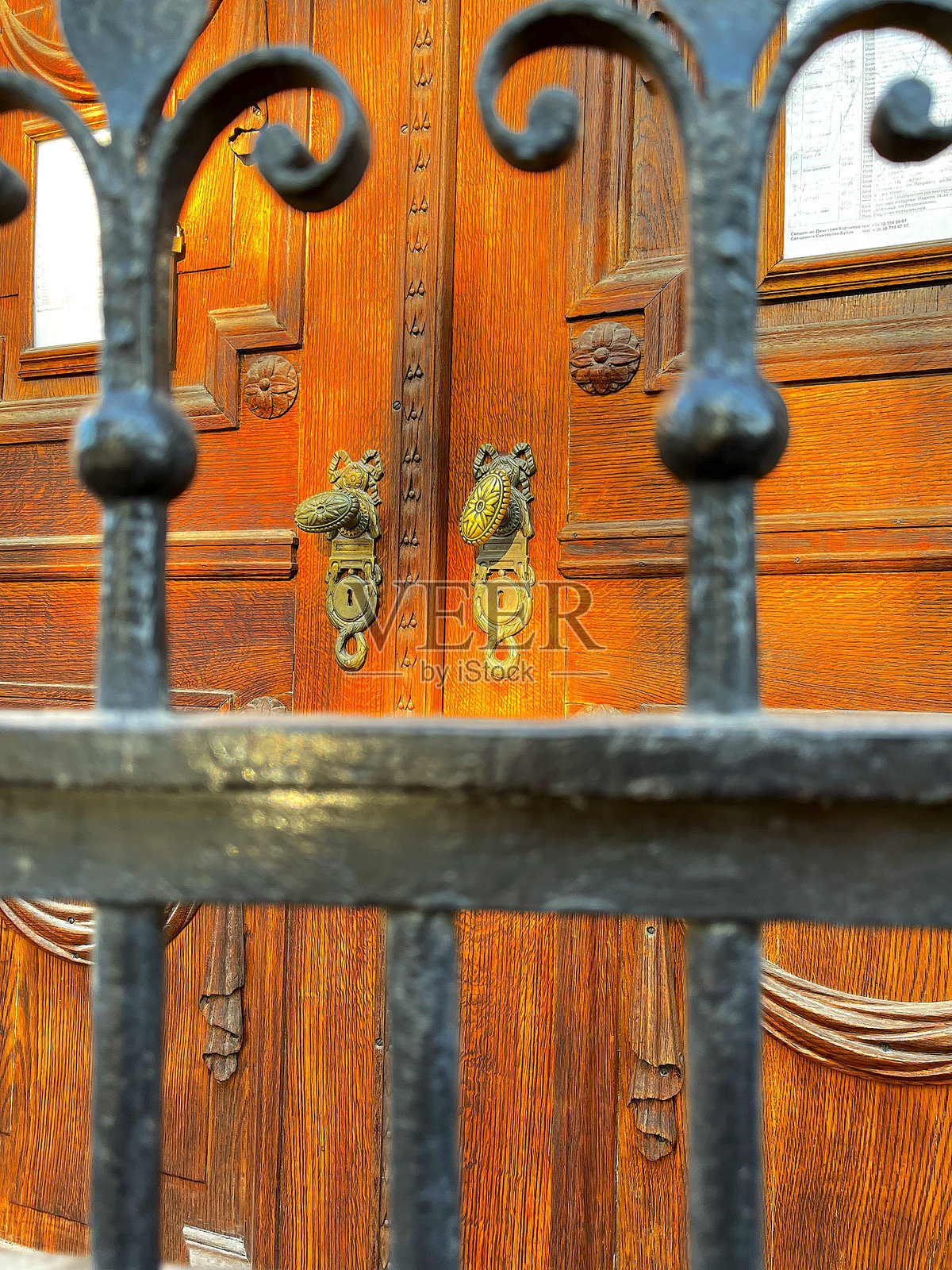 穿过铁门照片摄影图片