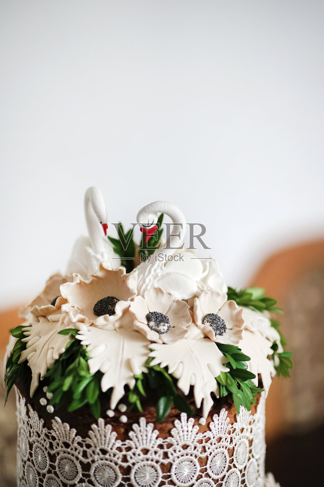 美丽的婚礼蛋糕，上面有天鹅装饰。照片摄影图片