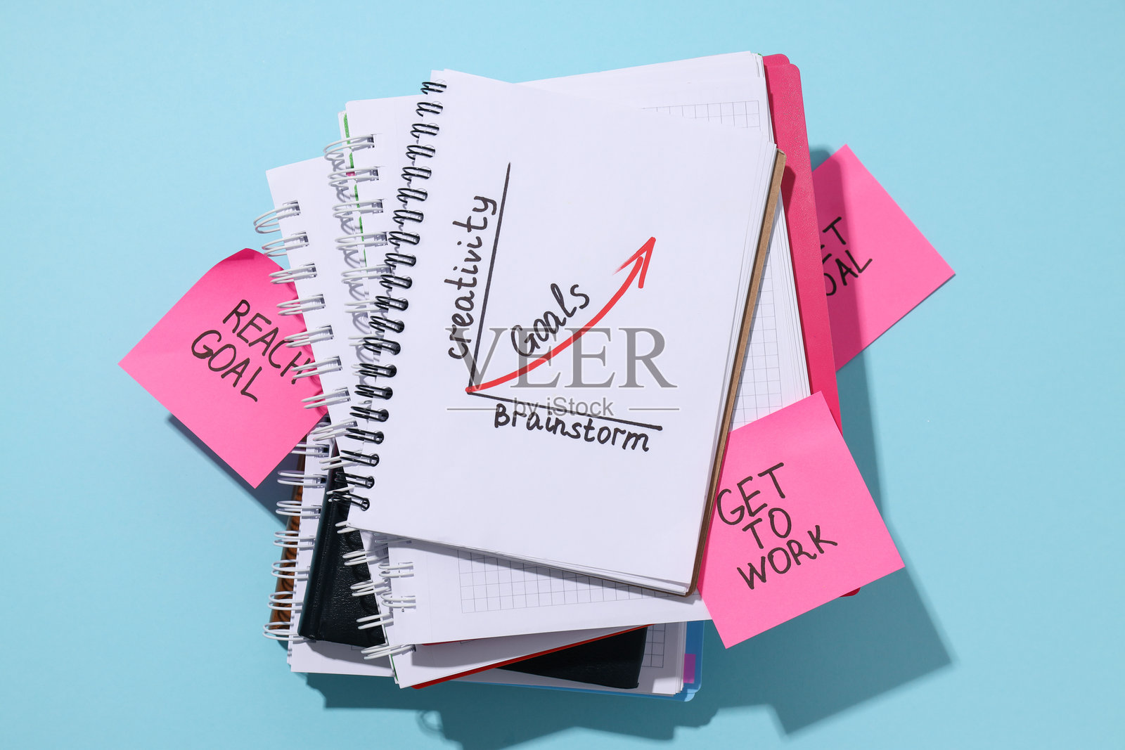 叠放在一起的笔记本，上面写着目标计划照片摄影图片