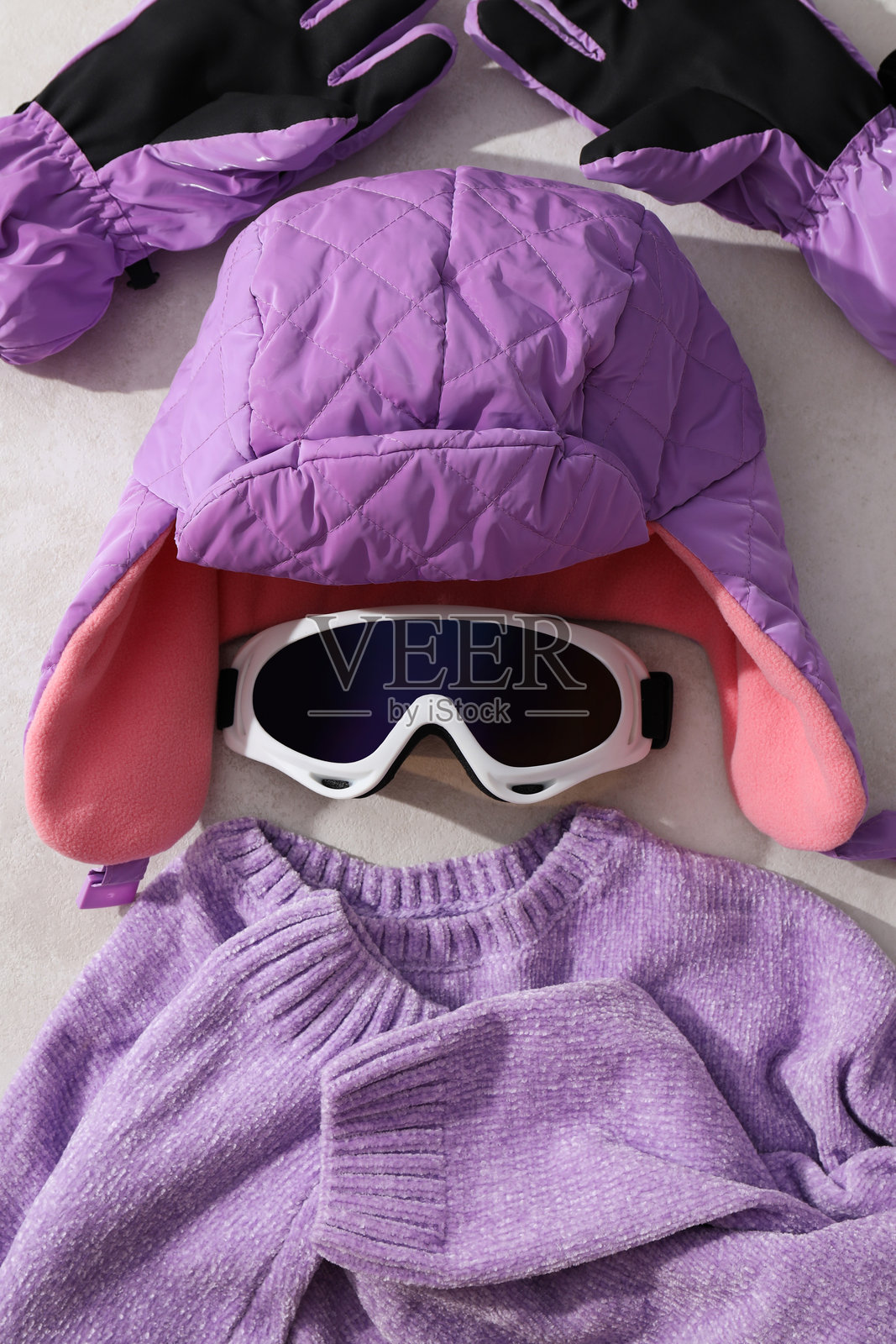 浅色背景上的温暖冬季服装照片摄影图片