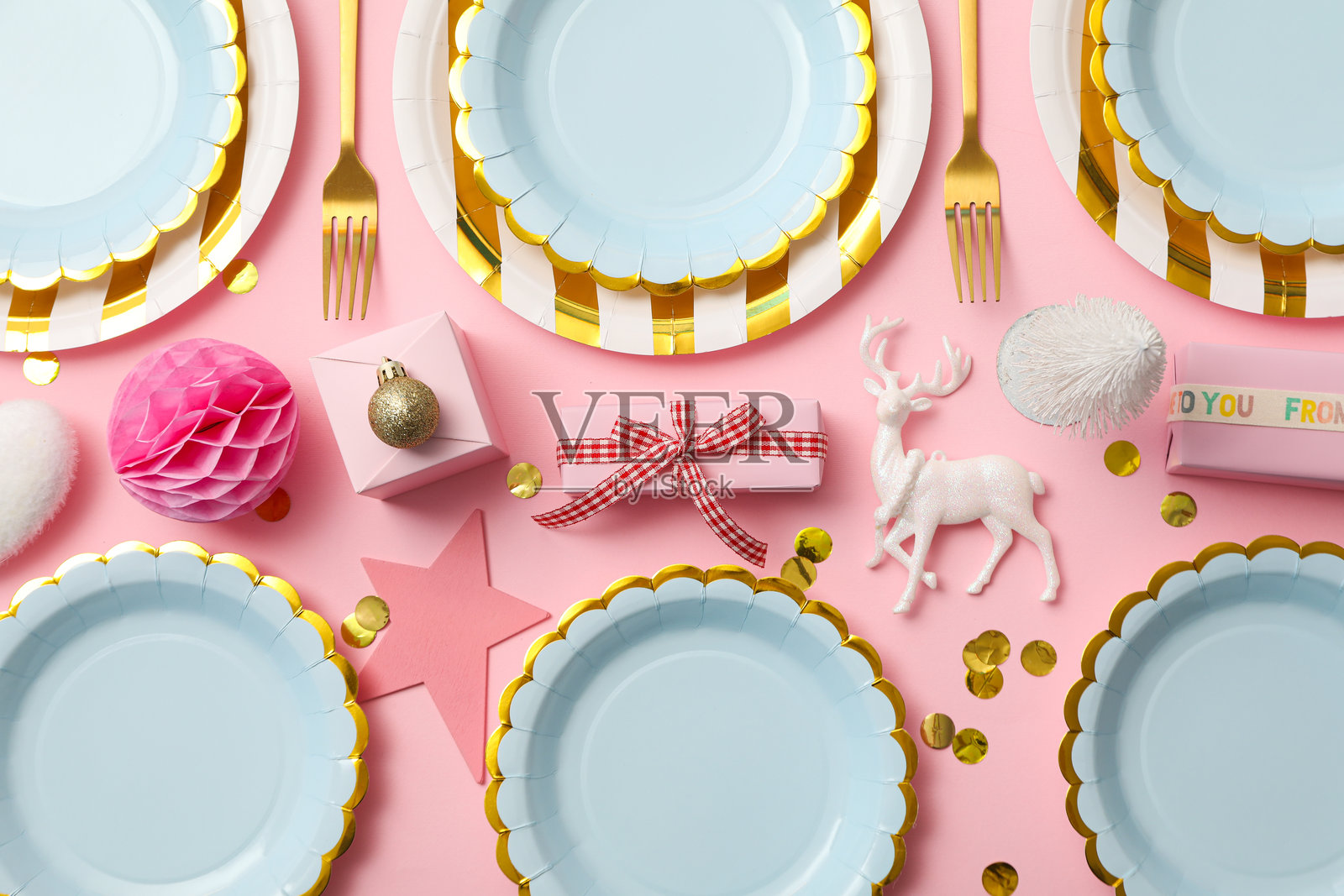 粉色背景上的盘子、餐具和装饰，俯视图照片摄影图片
