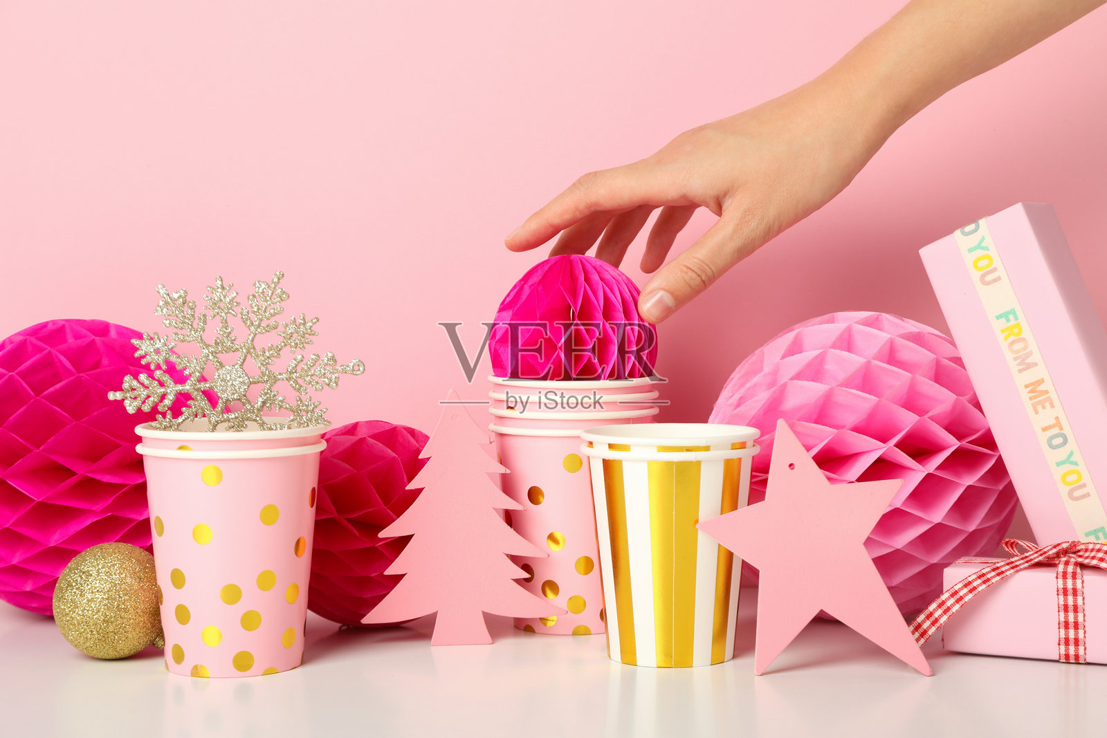 粉色背景上的粉色圣诞装饰照片摄影图片