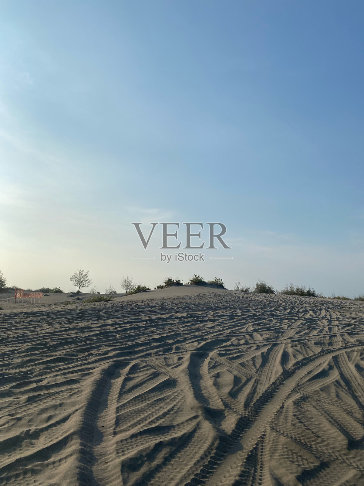 蓝天下的沙漠照片摄影图片