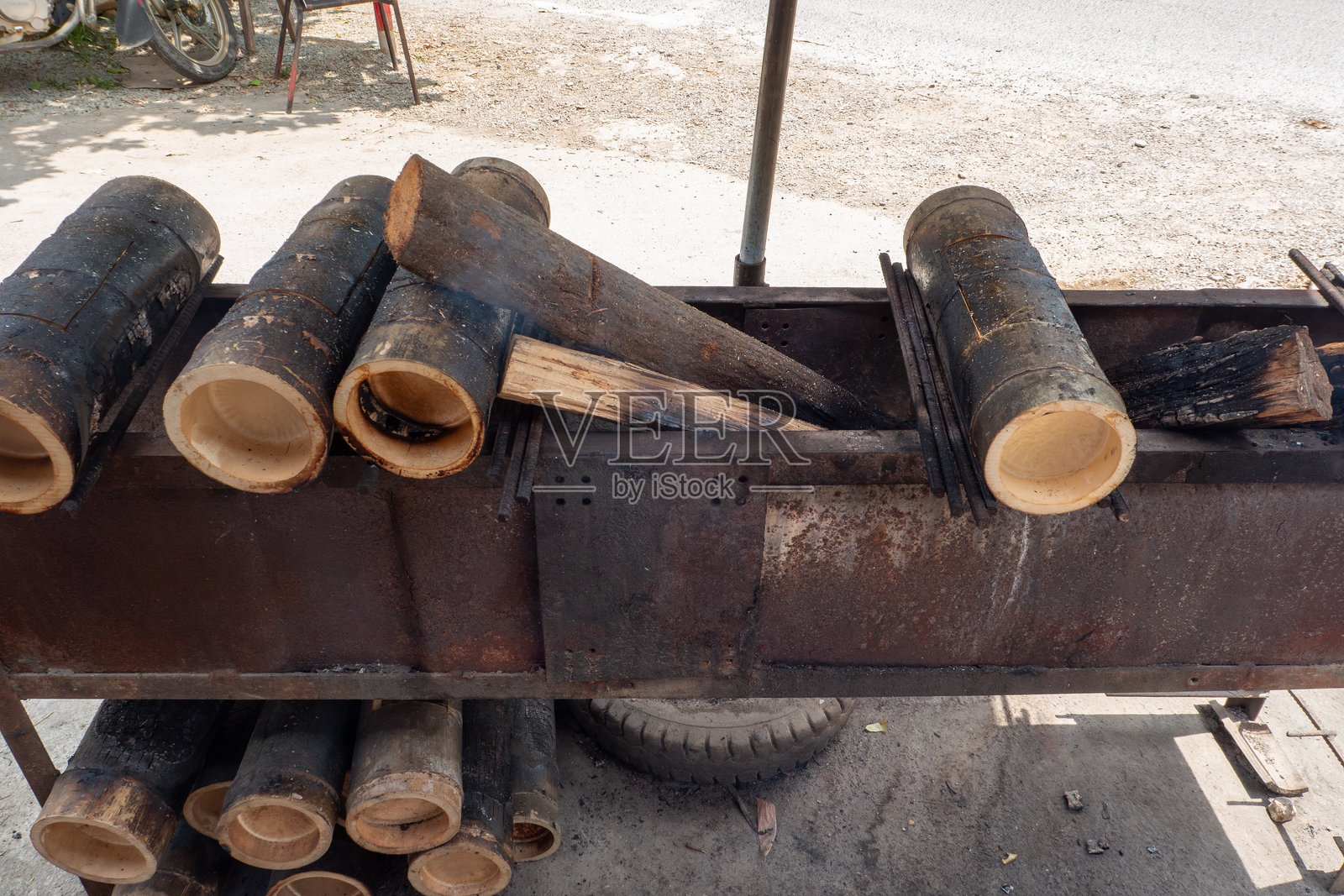 竹筒作为烤鸡的容器照片摄影图片