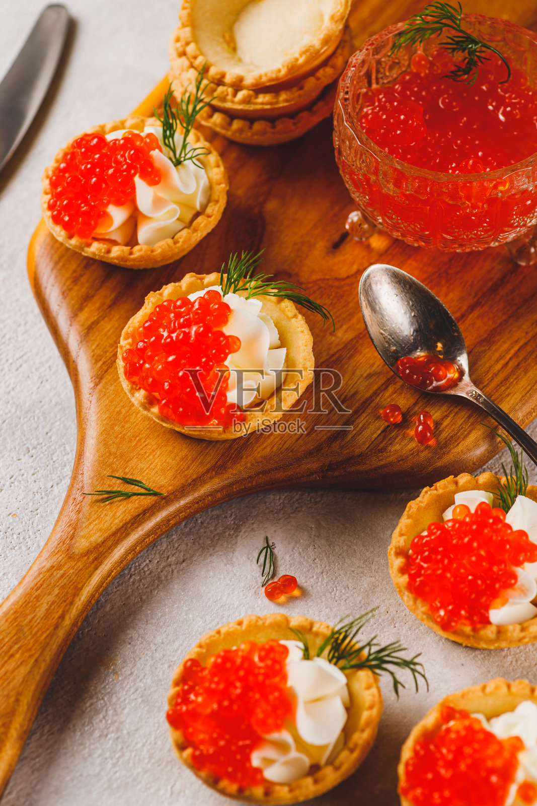 红鱼子酱和奶酪的小塔饼照片摄影图片