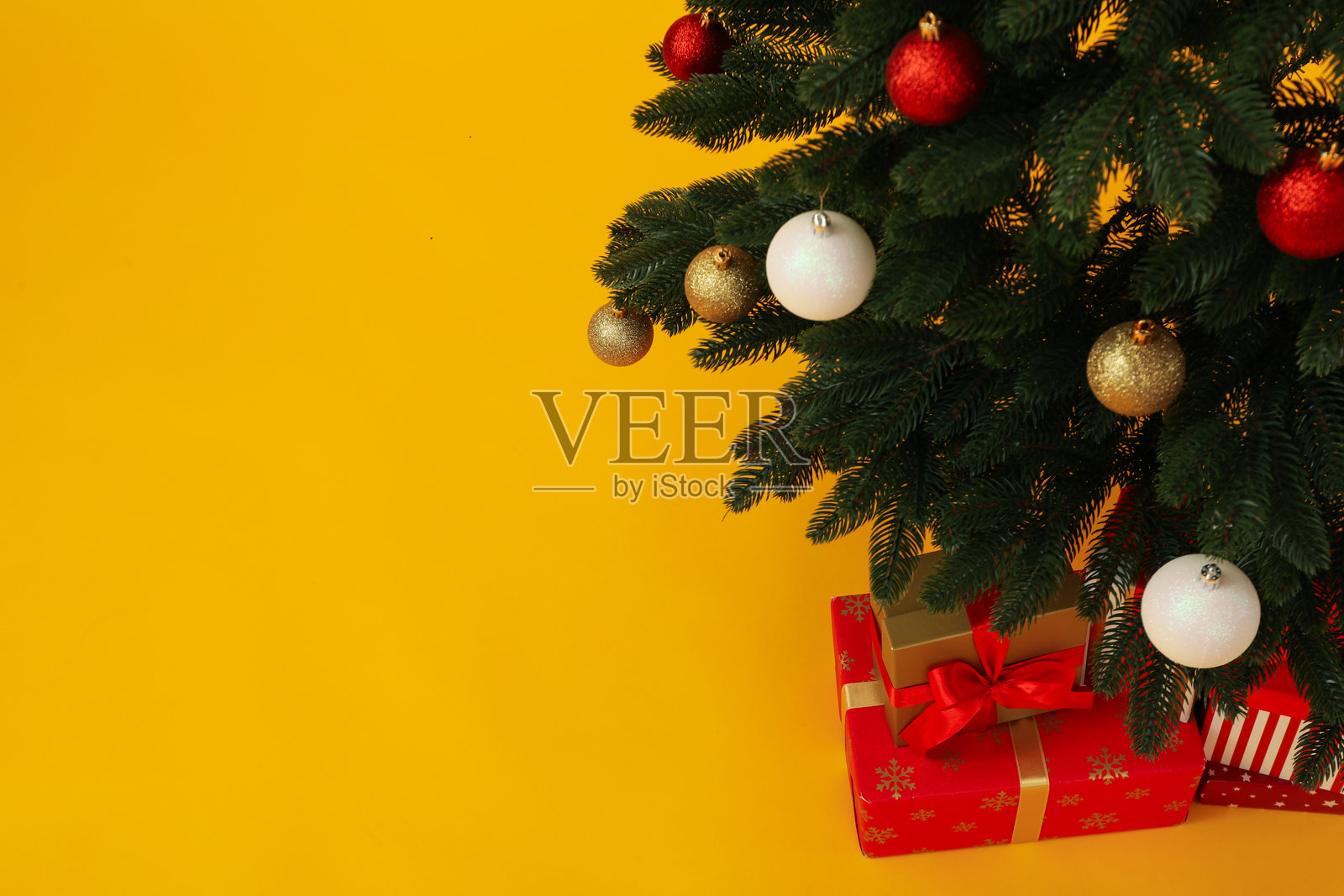 圣诞节，装饰华丽的树与礼物，特写。照片摄影图片