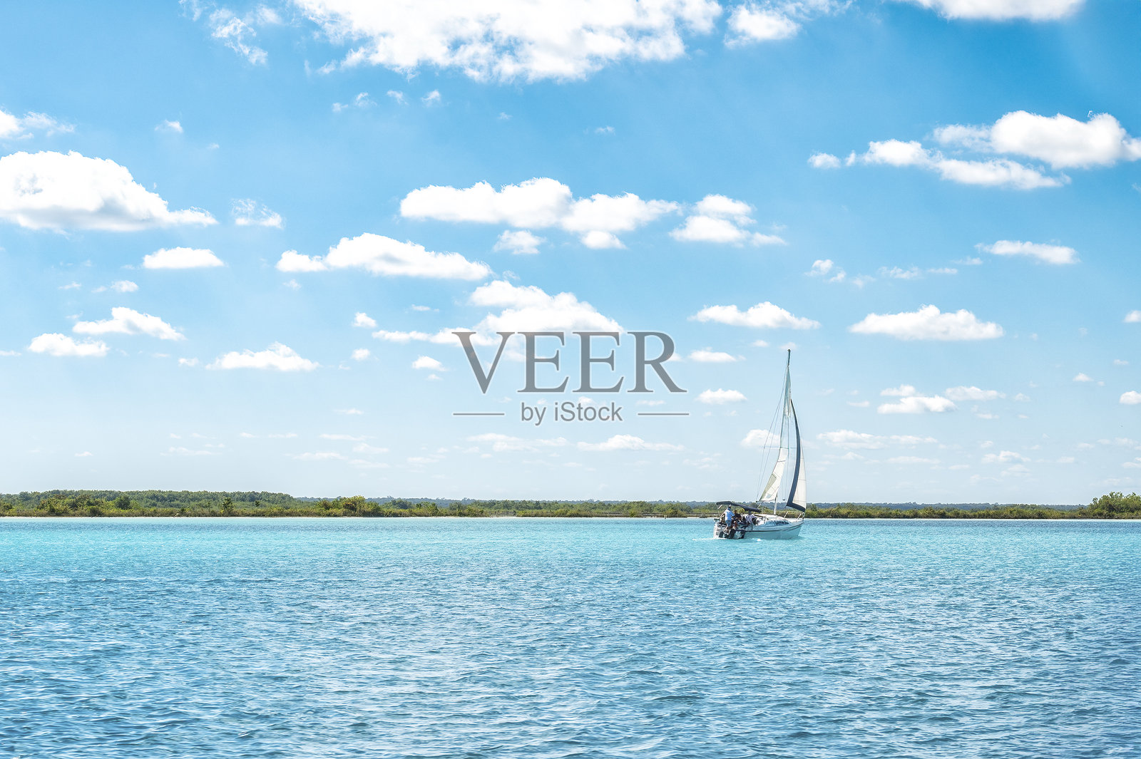 巴卡拉湖中的帆船。照片摄影图片