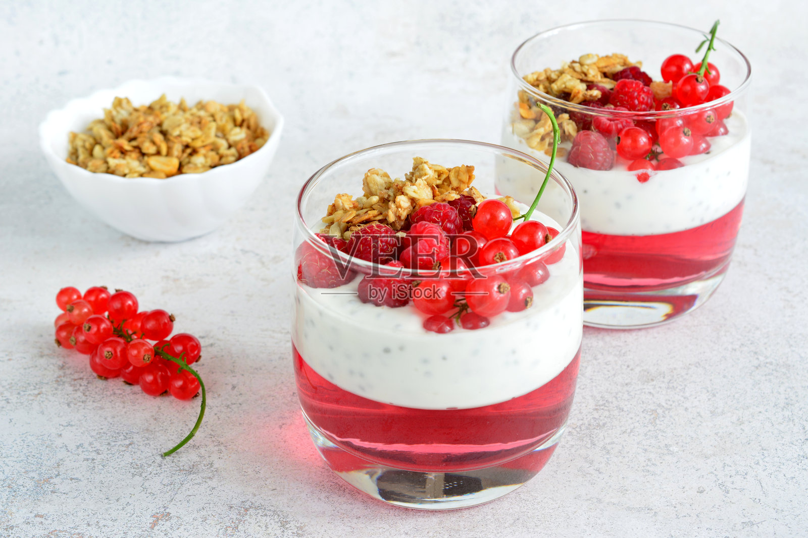 一层层的无糖酸奶甜点，配有浆果和果冻照片摄影图片