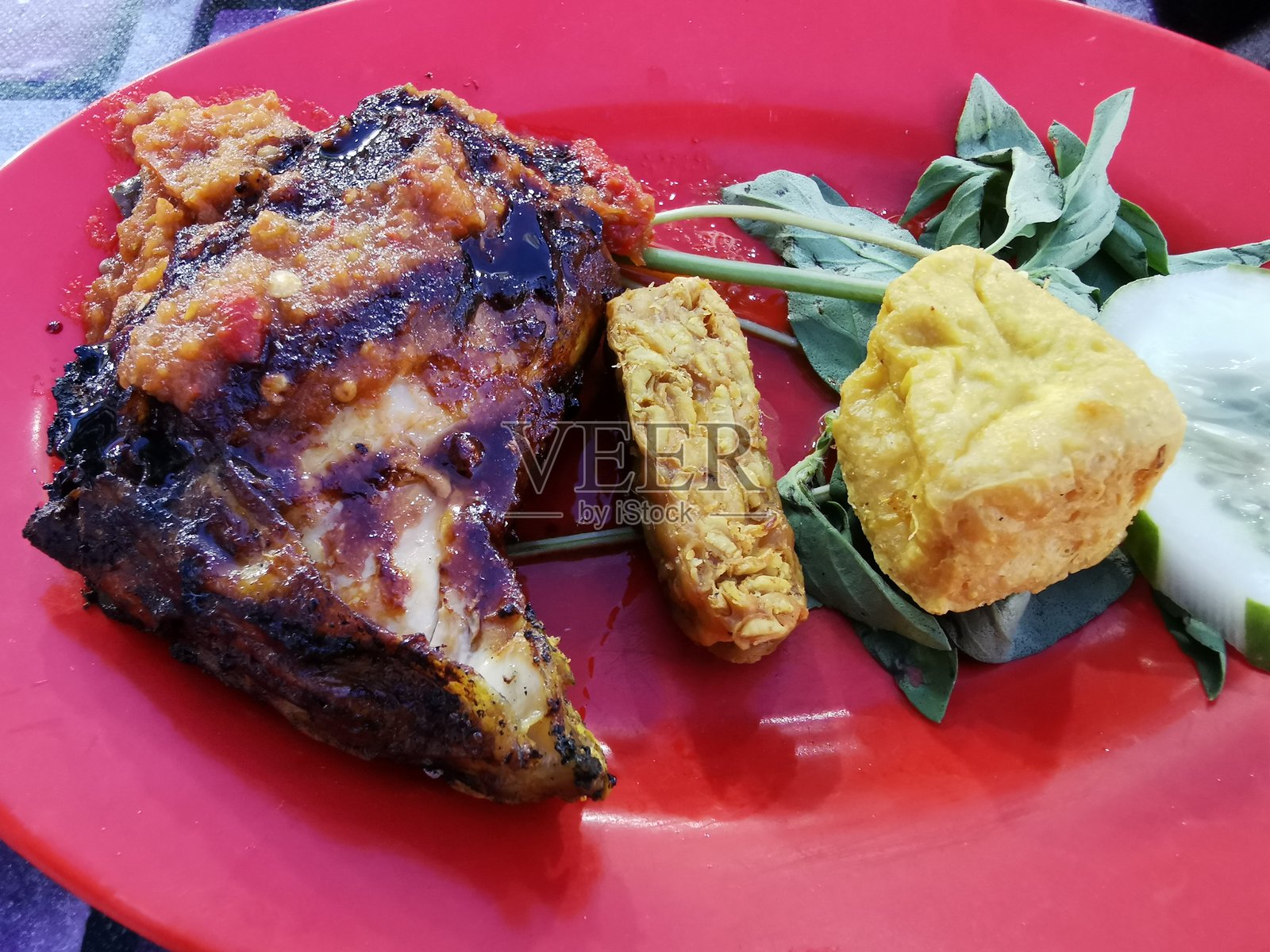 烤鸡配蔬菜和辣椒，已准备好上桌。照片摄影图片