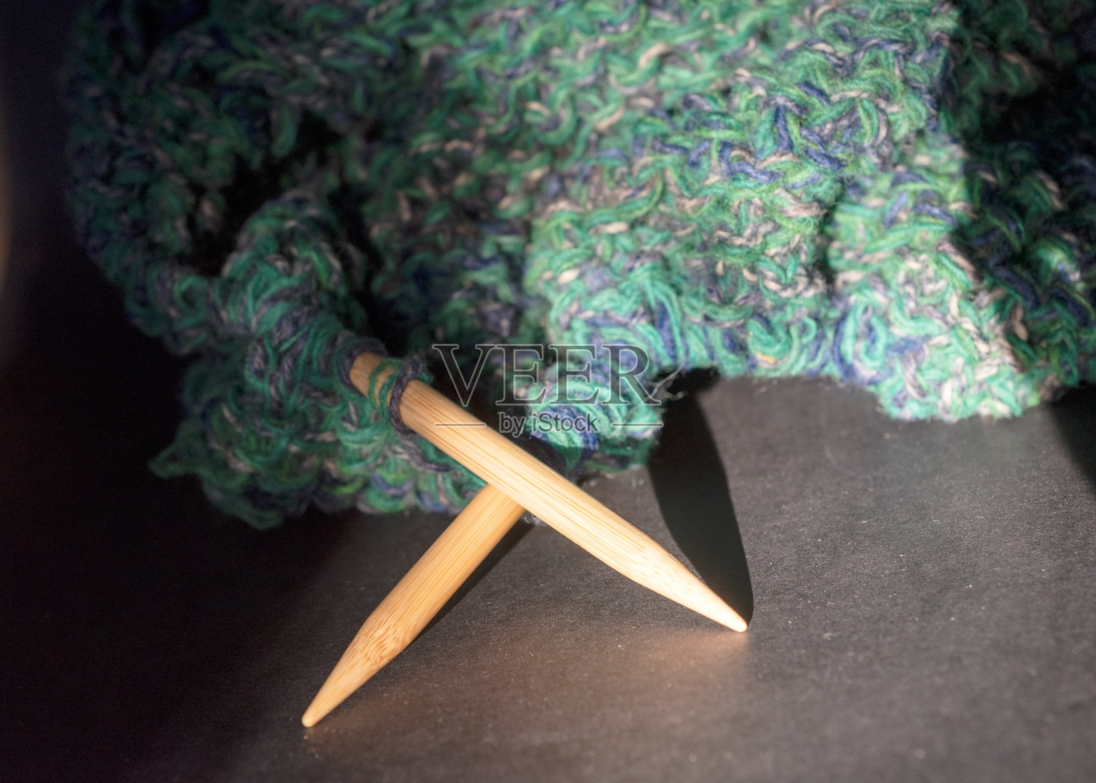 多色花纹的毛线和针，编织时尚，羊毛线和针，编织爱好，针线活服装，针线活概念照片摄影图片