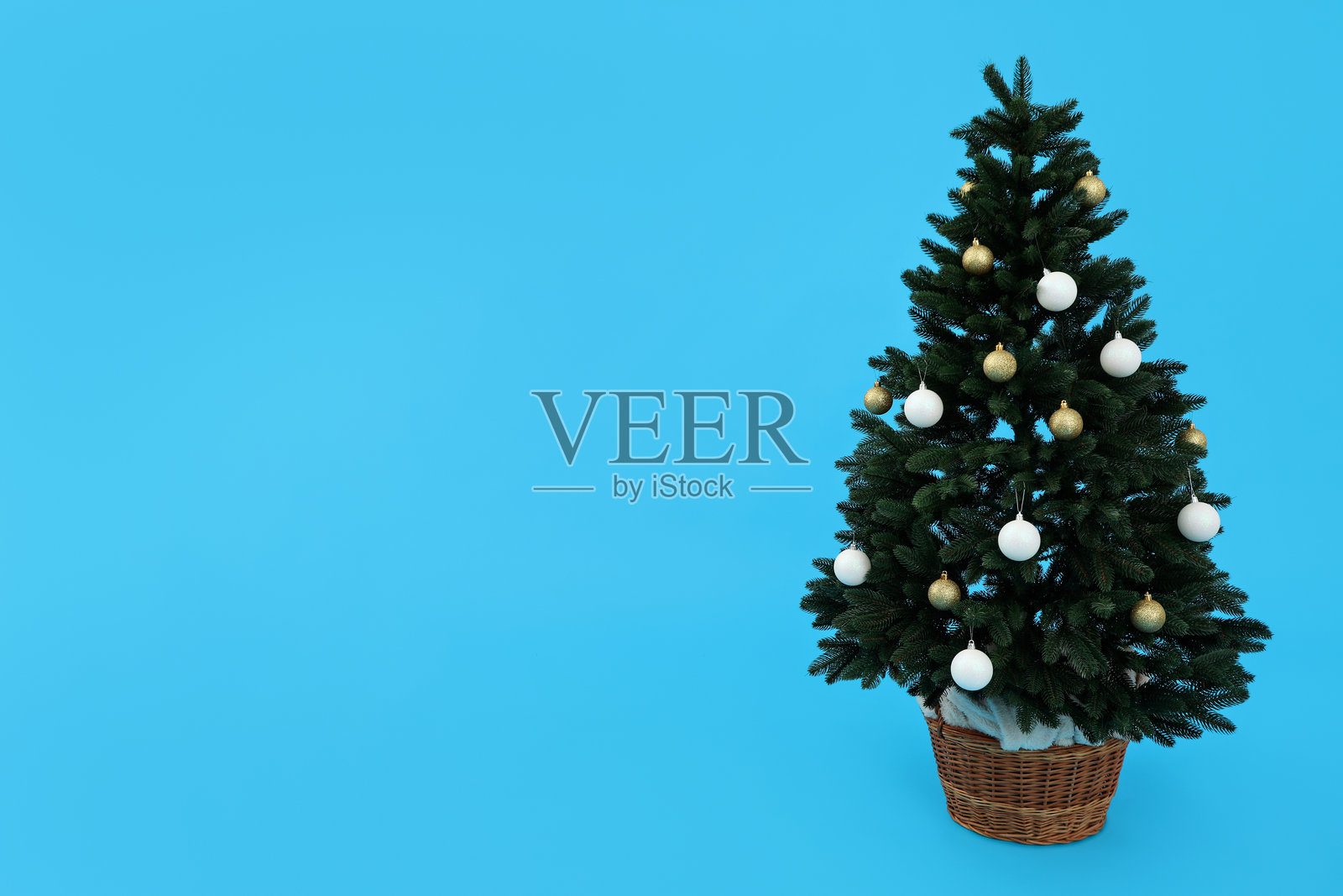 蓝色背景上的装饰圣诞树照片摄影图片