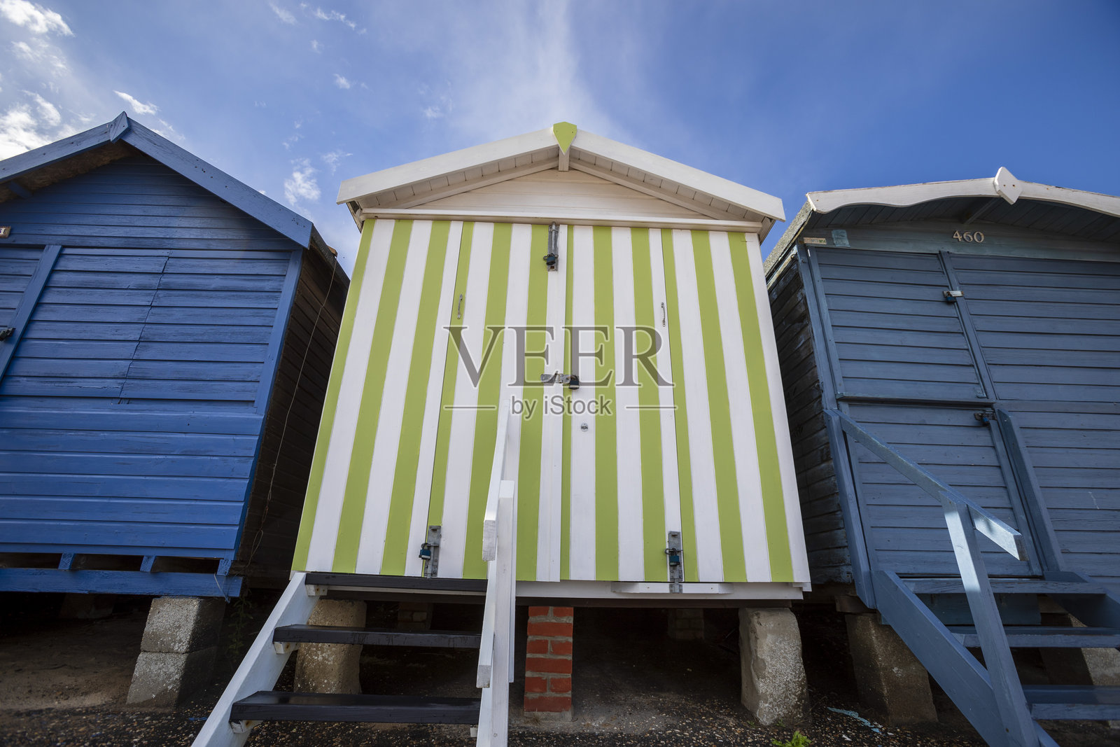 低角度视图的五彩斑斓的海滩小屋照片摄影图片