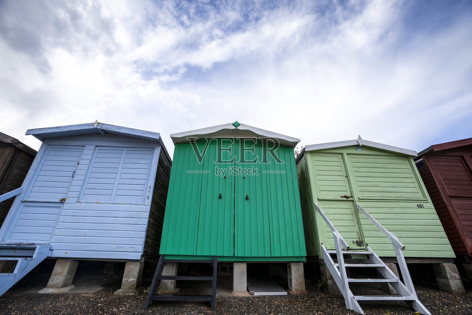 低角度视图的五彩斑斓的海滩小屋照片摄影图片