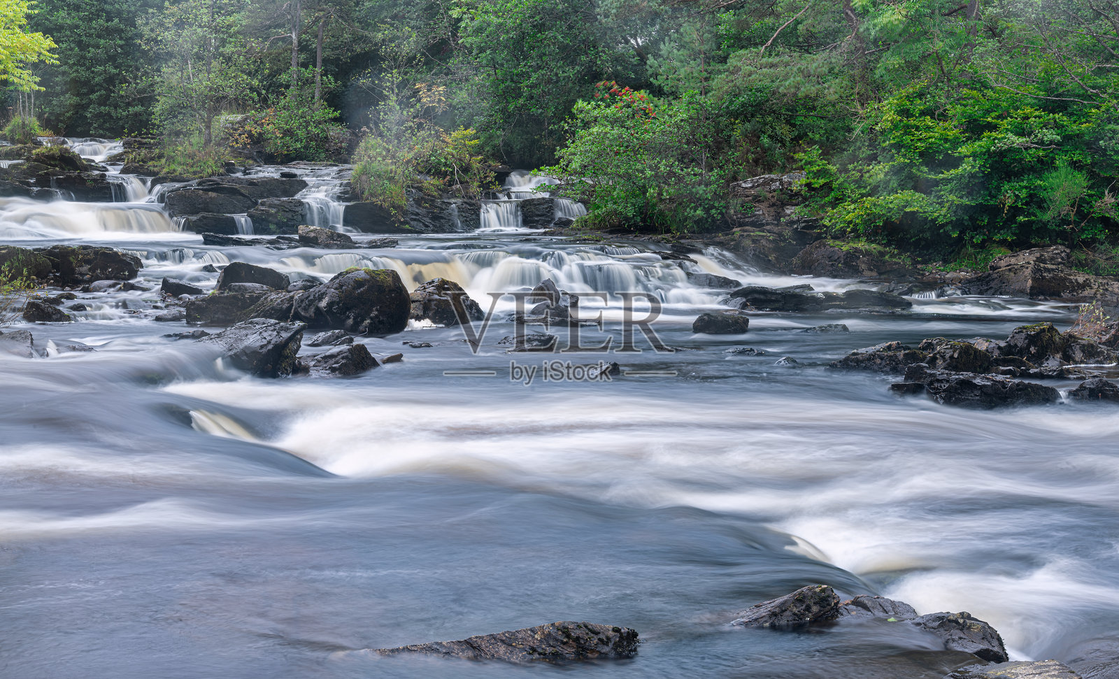 从苏格兰基林的桥上俯瞰多查特瀑布的景色照片摄影图片