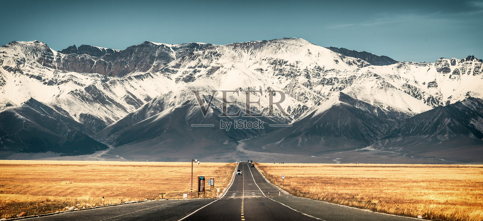 通往中国新疆赛里木湖附近雪山的区域道路照片摄影图片