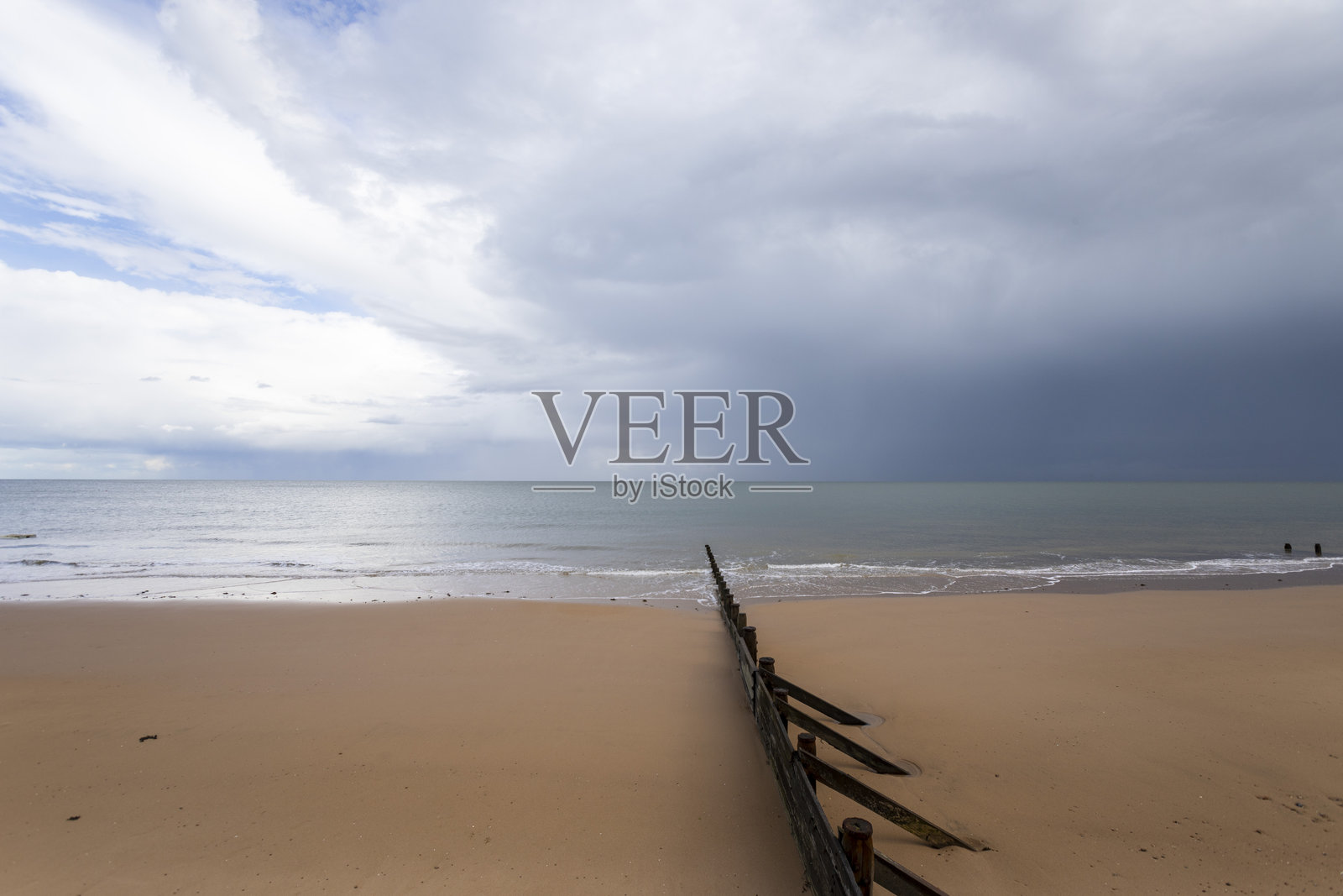 阴云密布的海滩和大海照片摄影图片