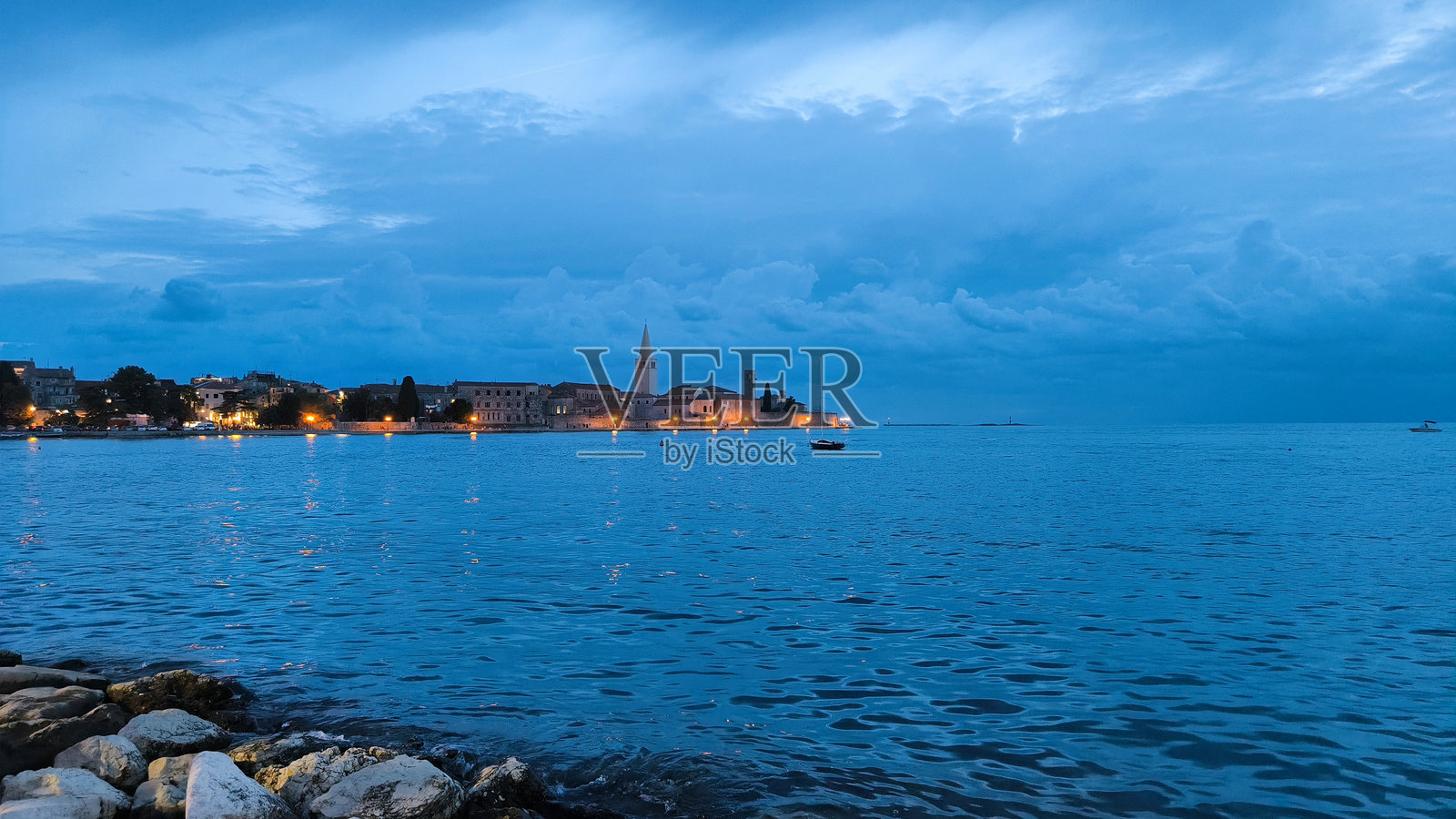 从海岸看到的波雷奇老城及其黄昏时分的狭窄街道照片摄影图片