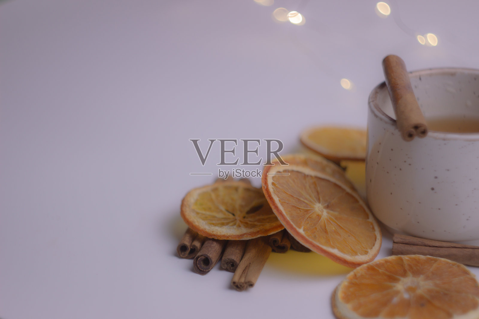 一杯茶。肉桂和橙子。照片摄影图片