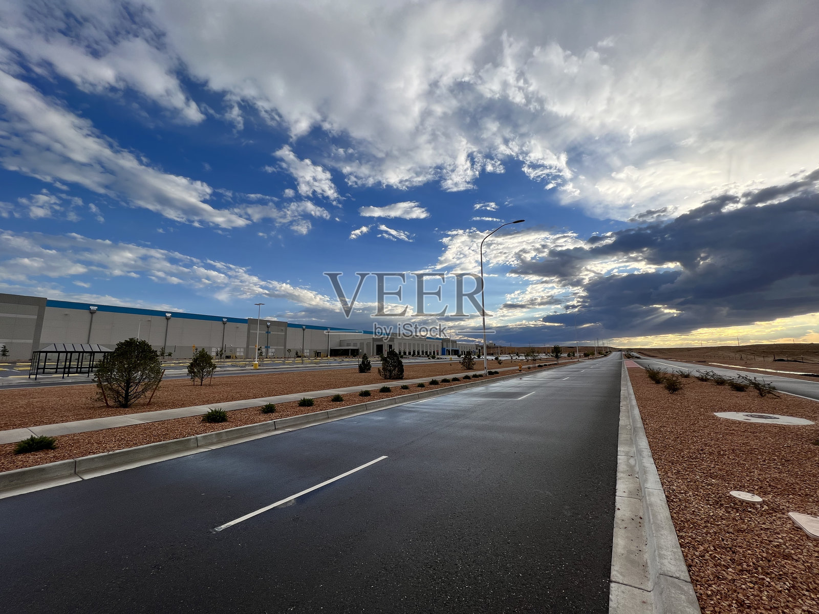 现代工业园区道路照片摄影图片