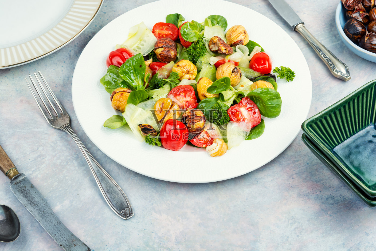 栗子蔬菜沙拉。照片摄影图片