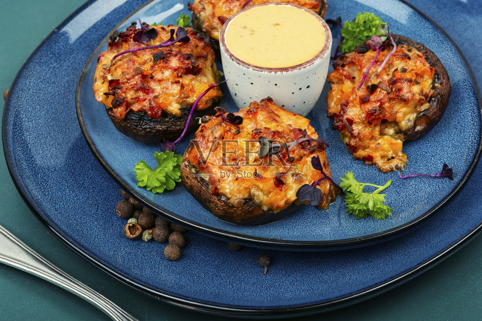 填馅烤蘑菇帽。照片摄影图片