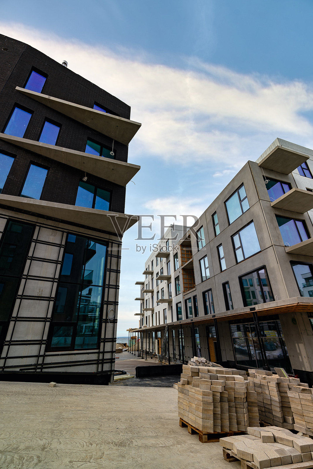 现代住宅建筑正在建设中，具有现代设计。照片摄影图片