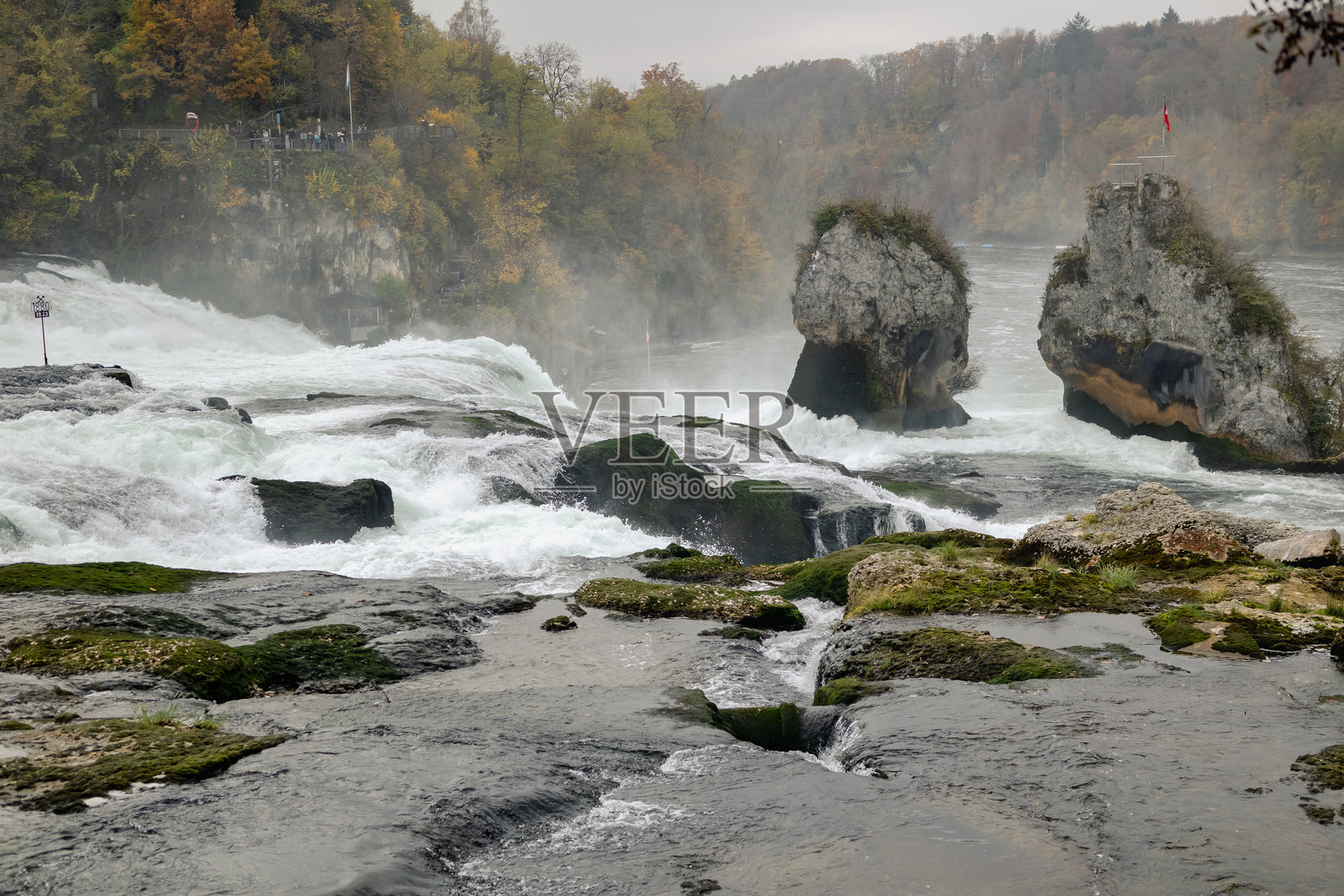 瑞士沙夫豪森州的莱茵瀑布，位于纽豪森镇。照片摄影图片
