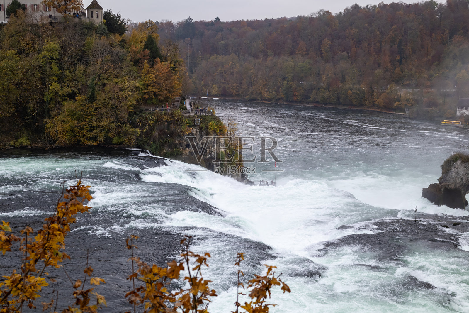 瑞士沙夫豪森州的莱茵瀑布，位于诺伊豪森镇。照片摄影图片