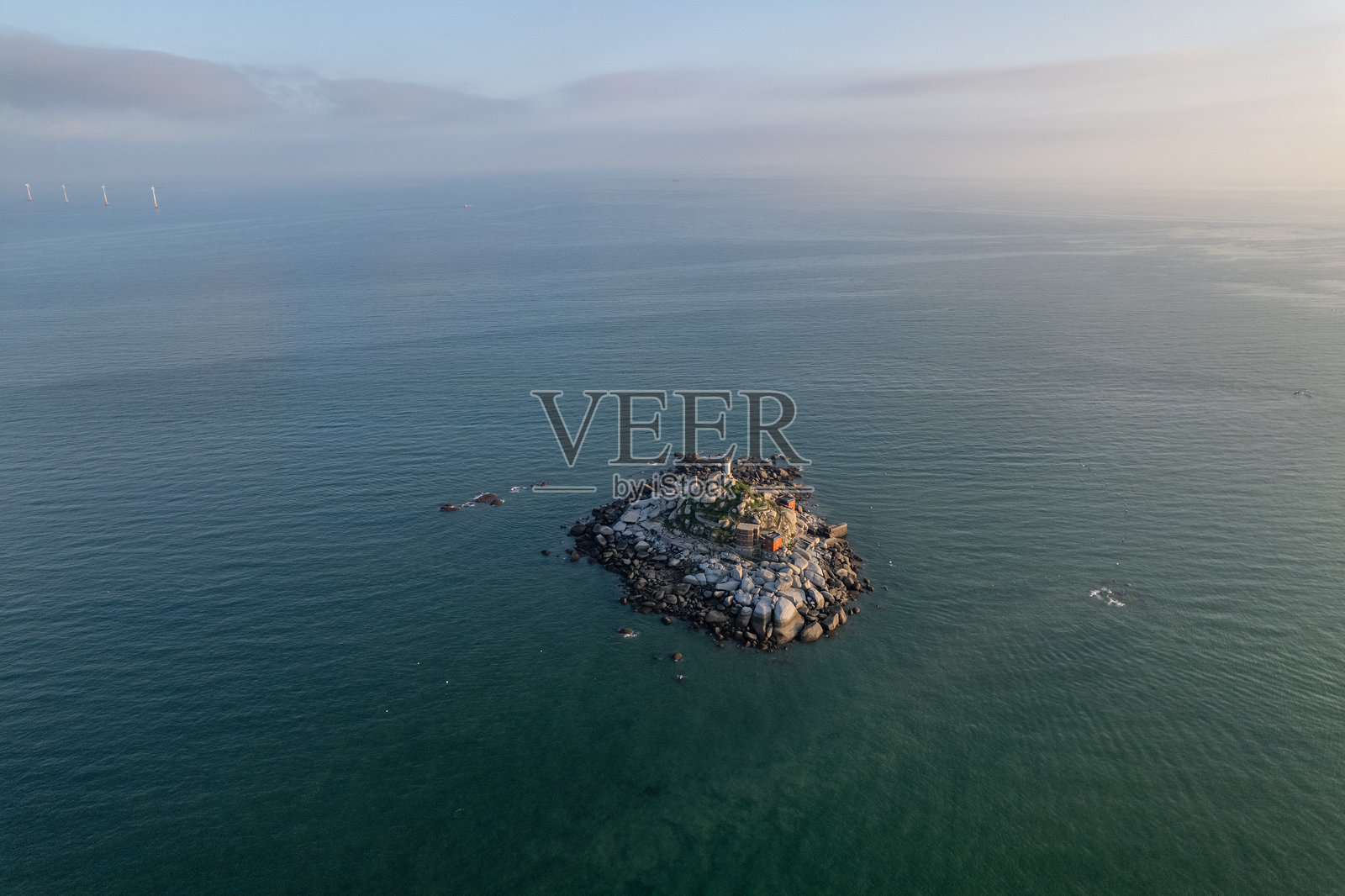 黄昏时分，俯瞰海中央的小岛照片摄影图片