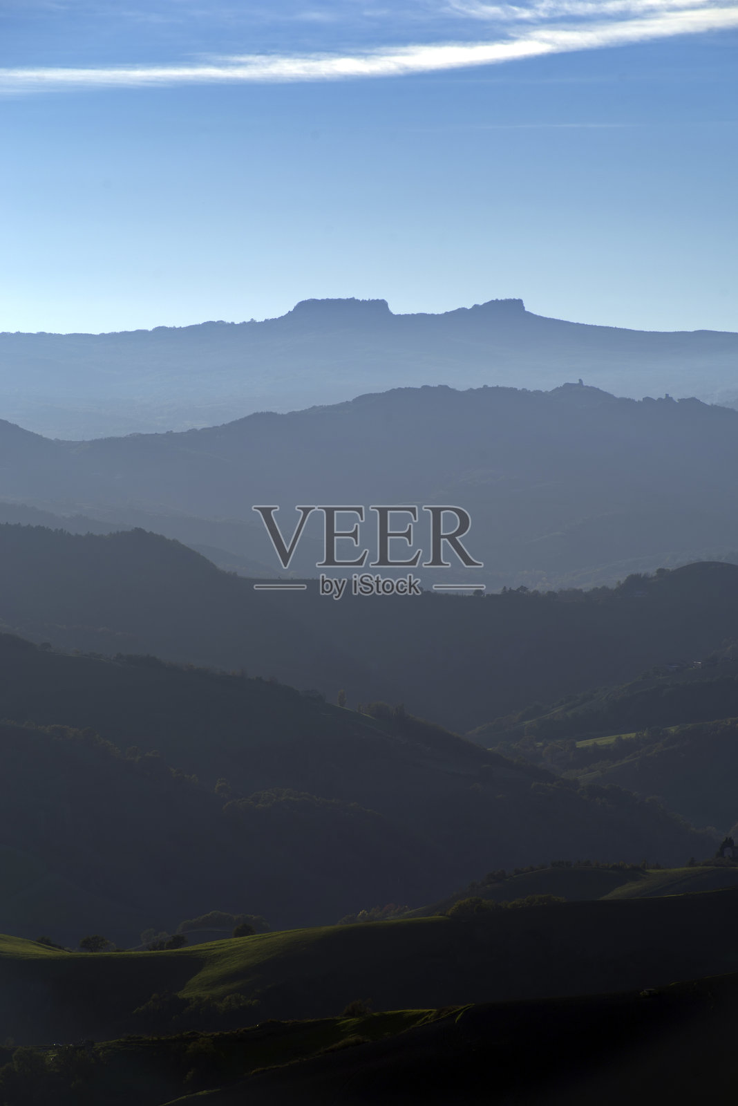 山丘和山脉的全景映衬着天空照片摄影图片