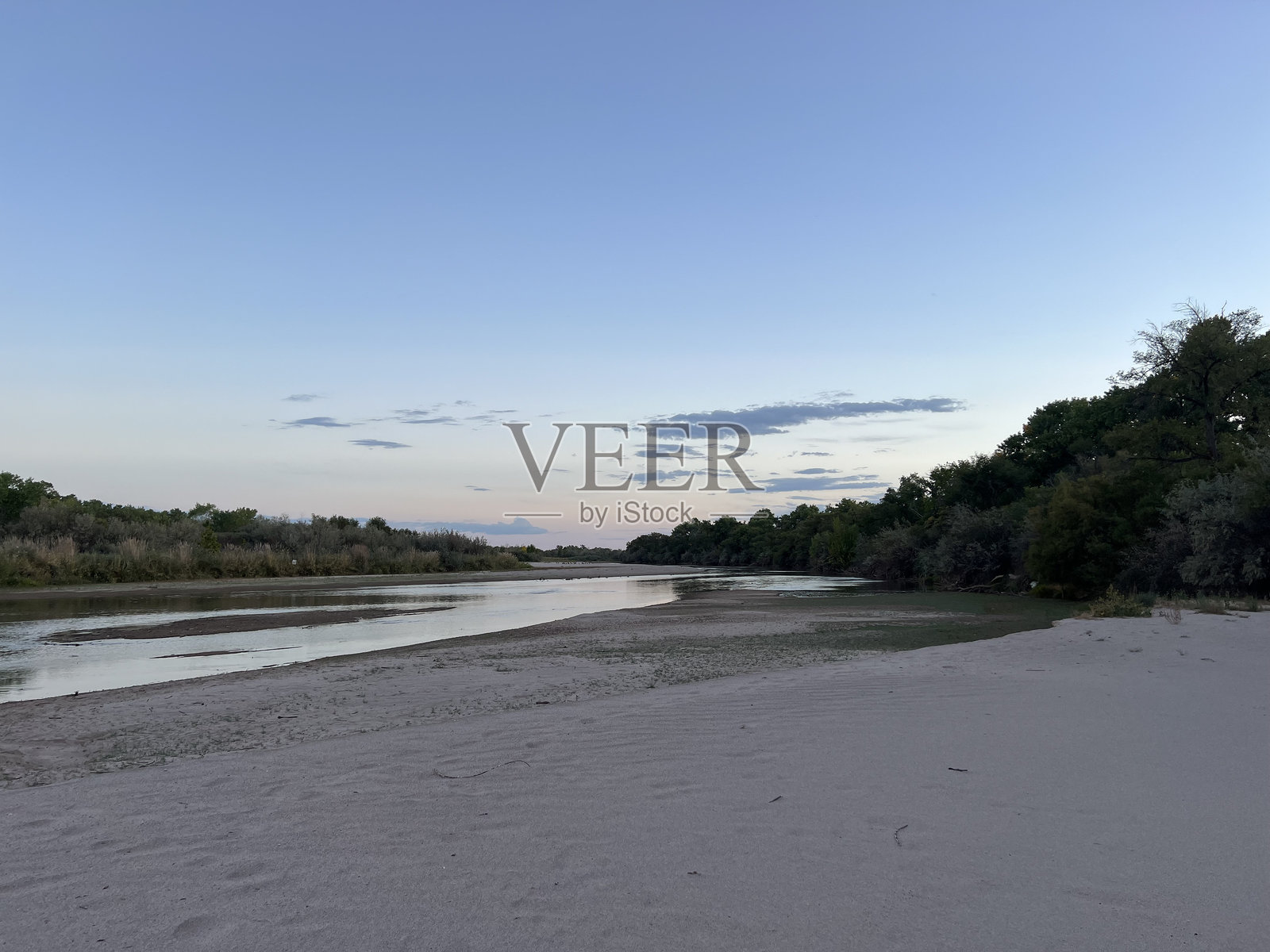 宁静的河流风景照片摄影图片