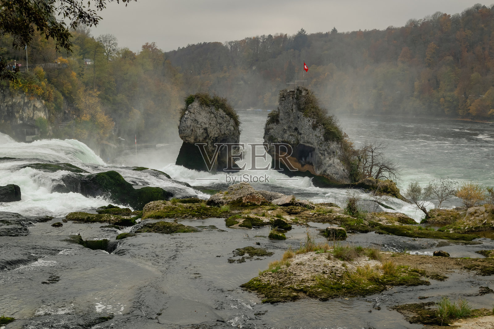 瑞士沙夫豪森州的莱茵瀑布，位于诺伊豪森镇。照片摄影图片