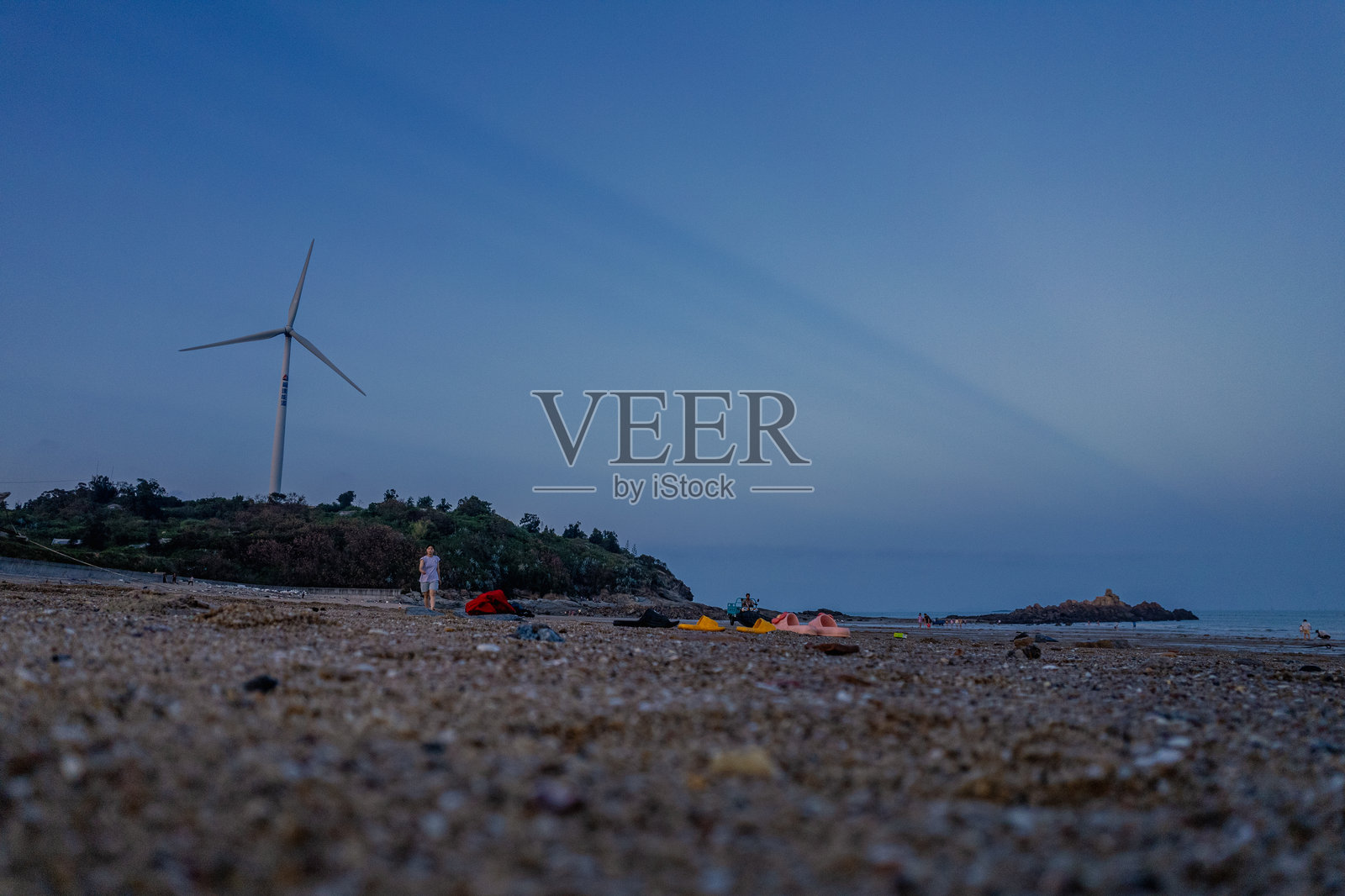 海滨小镇的房屋和风力涡轮机的鸟瞰图照片摄影图片