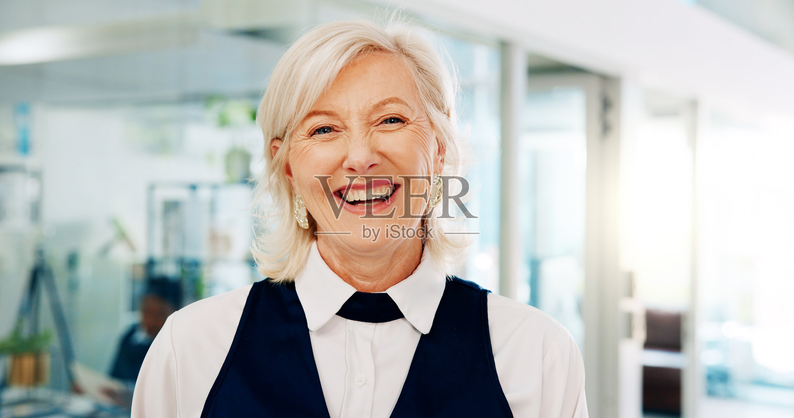 快乐、自信的成熟的女商人在办公室为创业公司工作，展现创意职业。微笑的加拿大女性平面设计师在工作场所展现积极态度。照片摄影图片