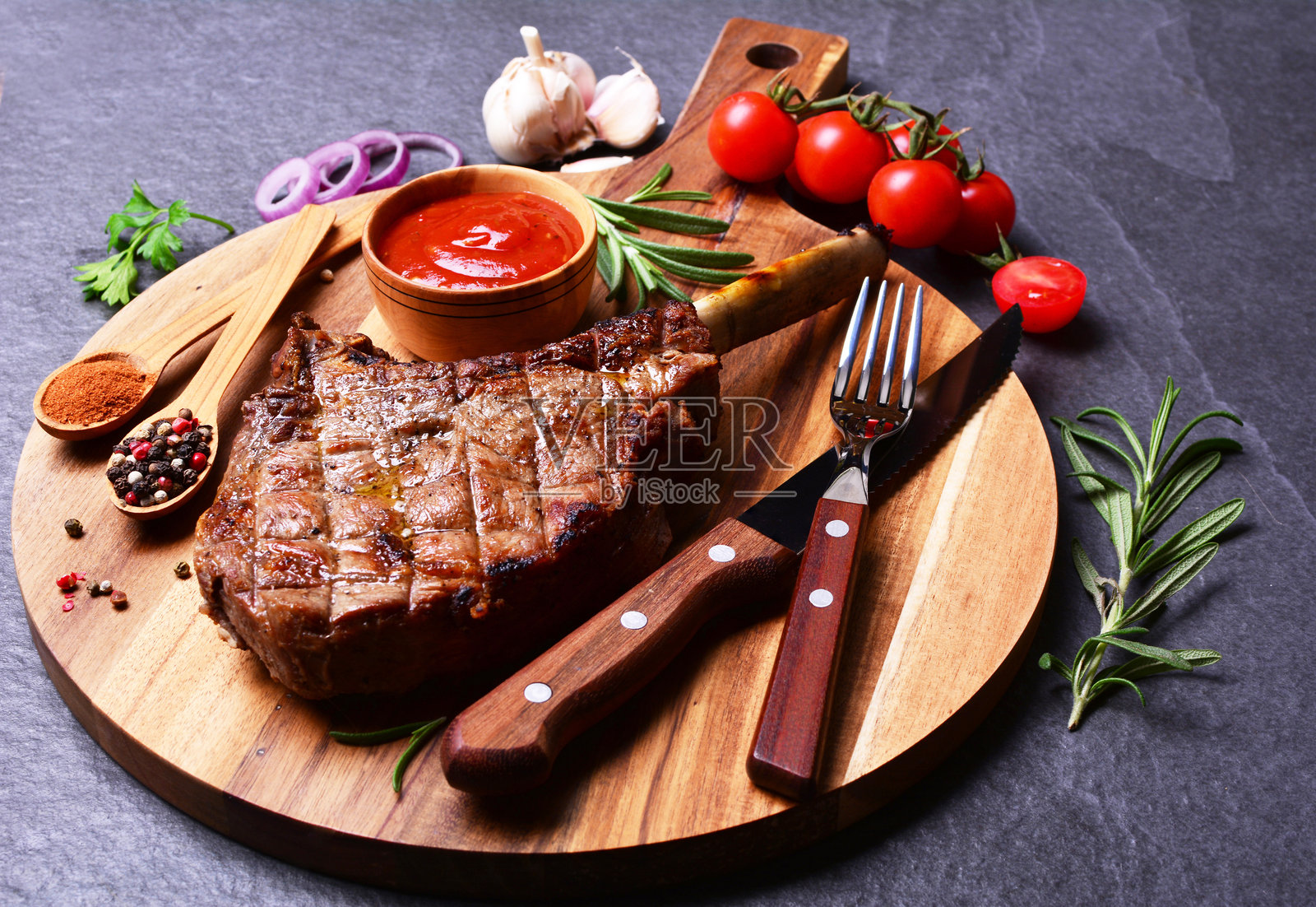 调味的战斧牛排配蔬菜照片摄影图片