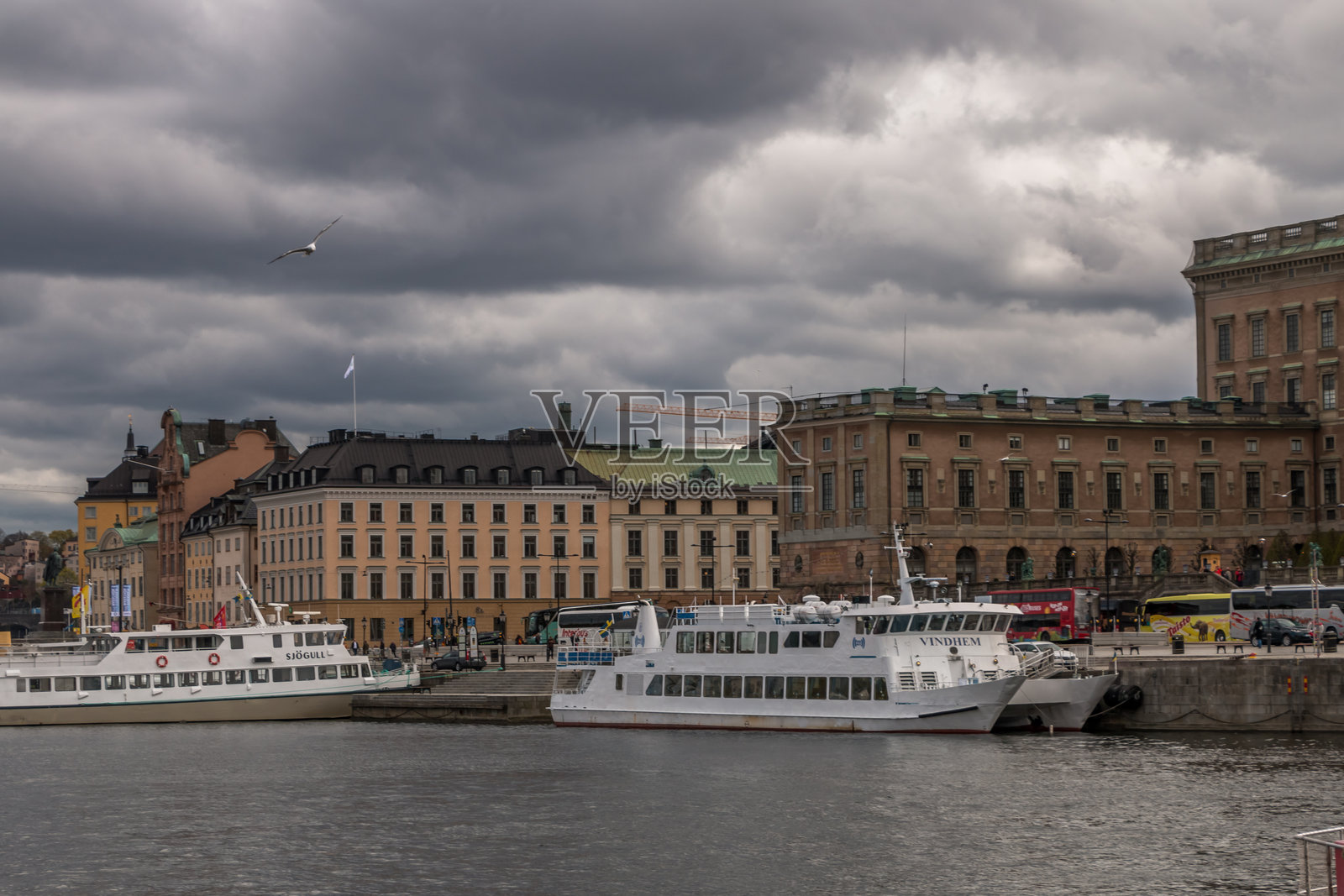 斯德哥尔摩市的美丽景观，包括船只、游艇、渡轮和建筑。瑞典照片摄影图片